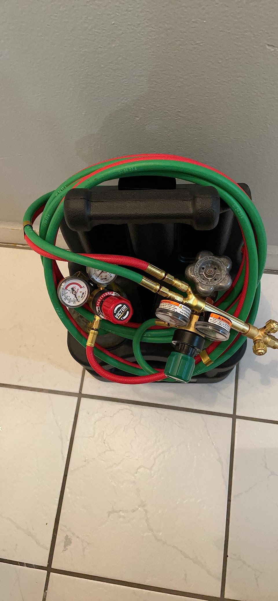 ESAB Victor 0384-0945 G150 J-P Light Duty Gas Welding Outfit Tote Kit Without Tanks, R150-200/R150-540 Gas Regulators, 103-01FP Torch Handle, Striker, 12.5' - 3/16