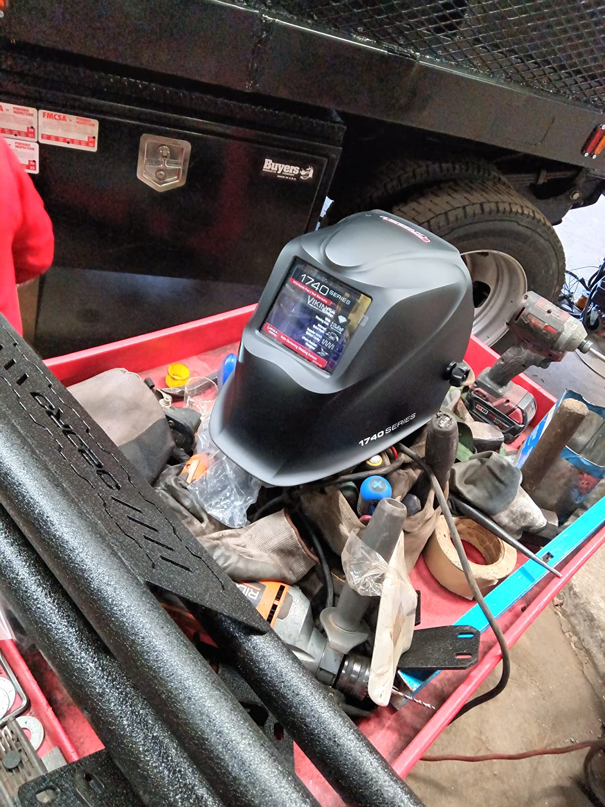 Lincoln Electric VIKING 1740 Auto-Darkening Welding Helmet, Matte Black - 4C Lens Tech, 1/1/1/1 Optics, 6.3 sq in View, Shade 9-13, Solar & Battery Powered, Model K3282-3 - Customer Photo 1