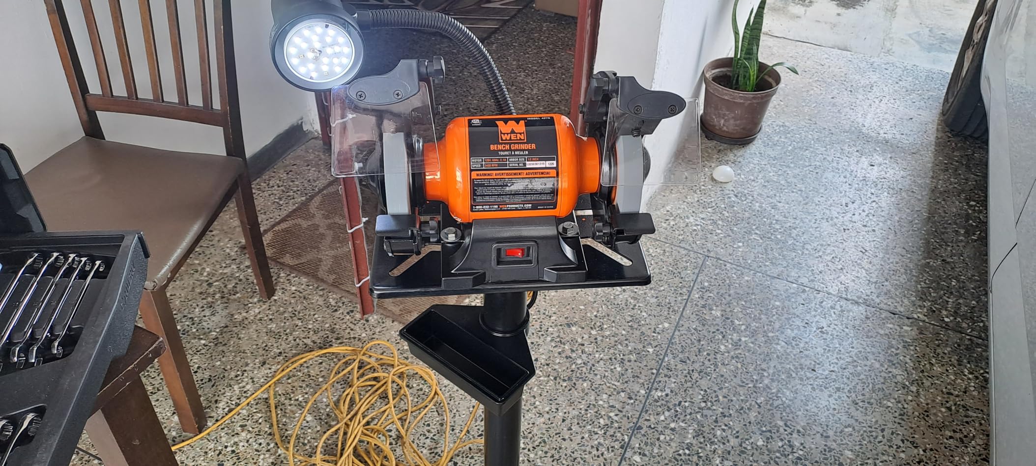 WEN BG4276 2.1-Amp 6-Inch Single Speed Bench Grinder with Flexible Work Light, Black,orange - Customer Photo 2