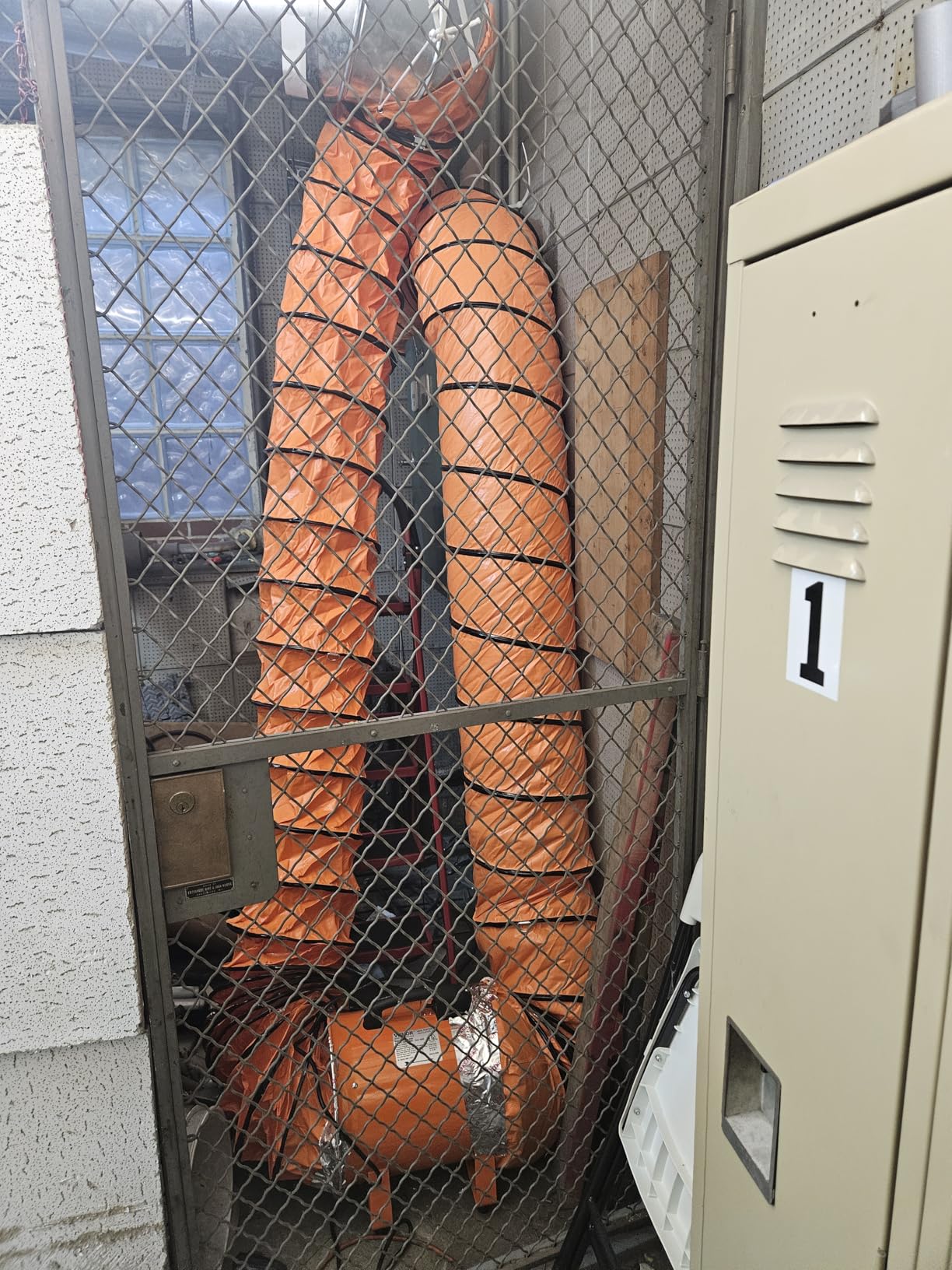 VEVOR Air Mover Blower Fan 12 Inch, 3198CFM 585W with 16.4ft Flexible Duct, Industrial Portable Ventilator Blower/Exhaust, Orange - Customer Photo 1