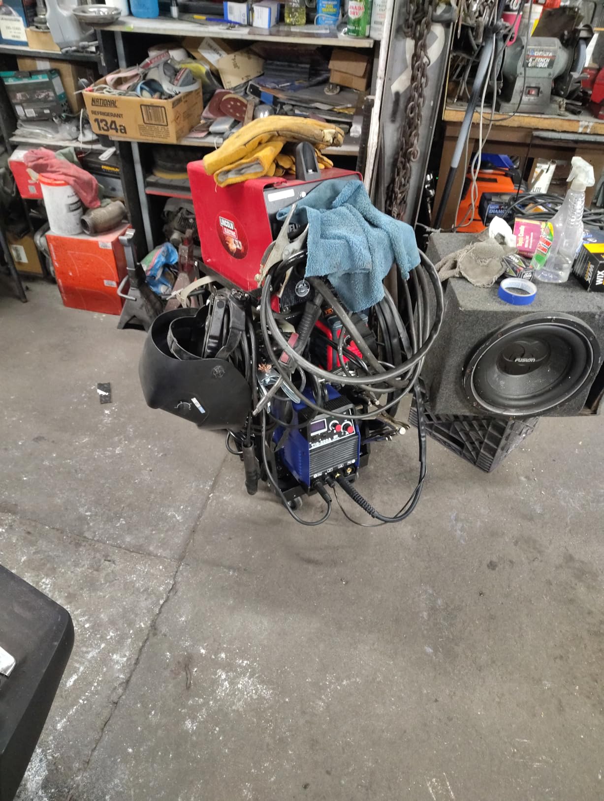 VEVOR Welding Cart, 2 Drawers Welder Cart Heavy Duty with Anti-Theft Lockable Cabinet, 350LBS Static Weight Capacity, 360° Swivel Wheels, Tank Storage Safety Chains for MIG TIG Welder, Plasma Cutter - Customer Photo 2