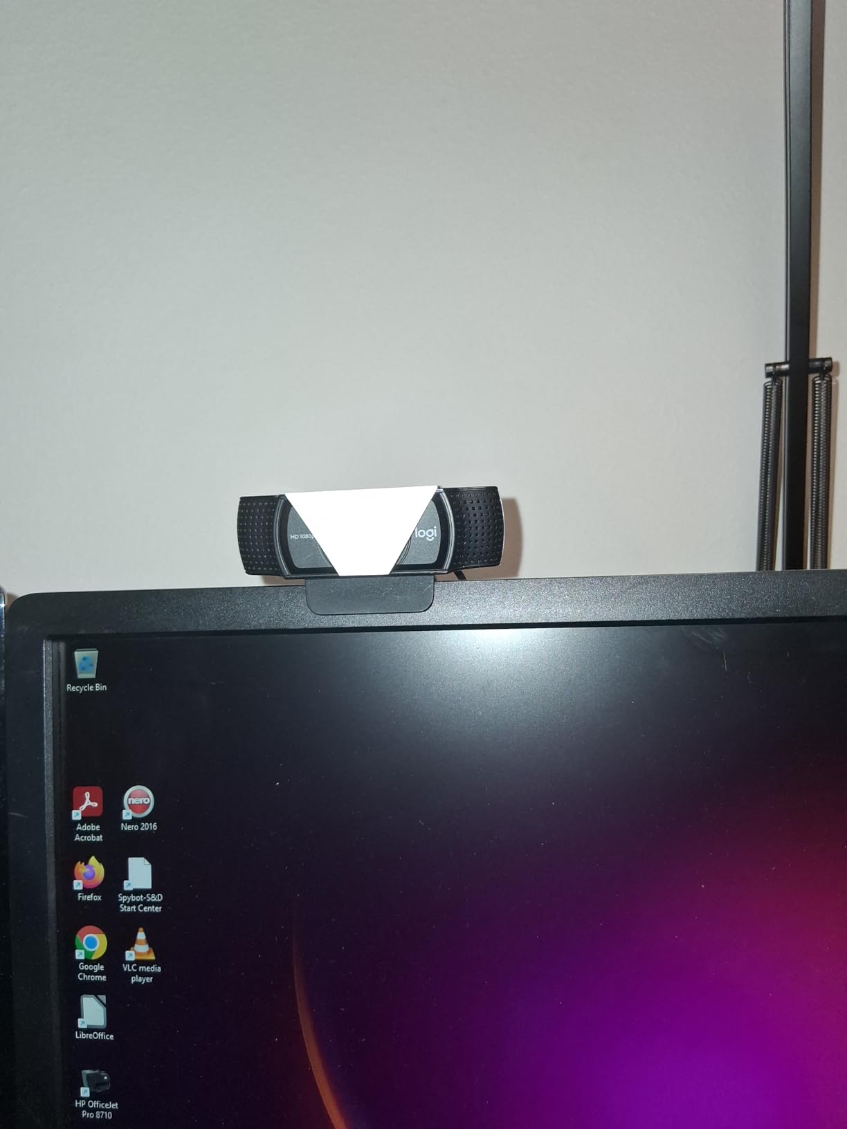 Logitech C920x HD Pro PC Webcam, Full HD 1080p/30fps Video, Clear Audio, Light Correction, Works with Microsoft Teams, Google Meet, Zoom, Nintendo Switch 2's New GameChat Mode, Mac/Tablet - Black customer photo 1