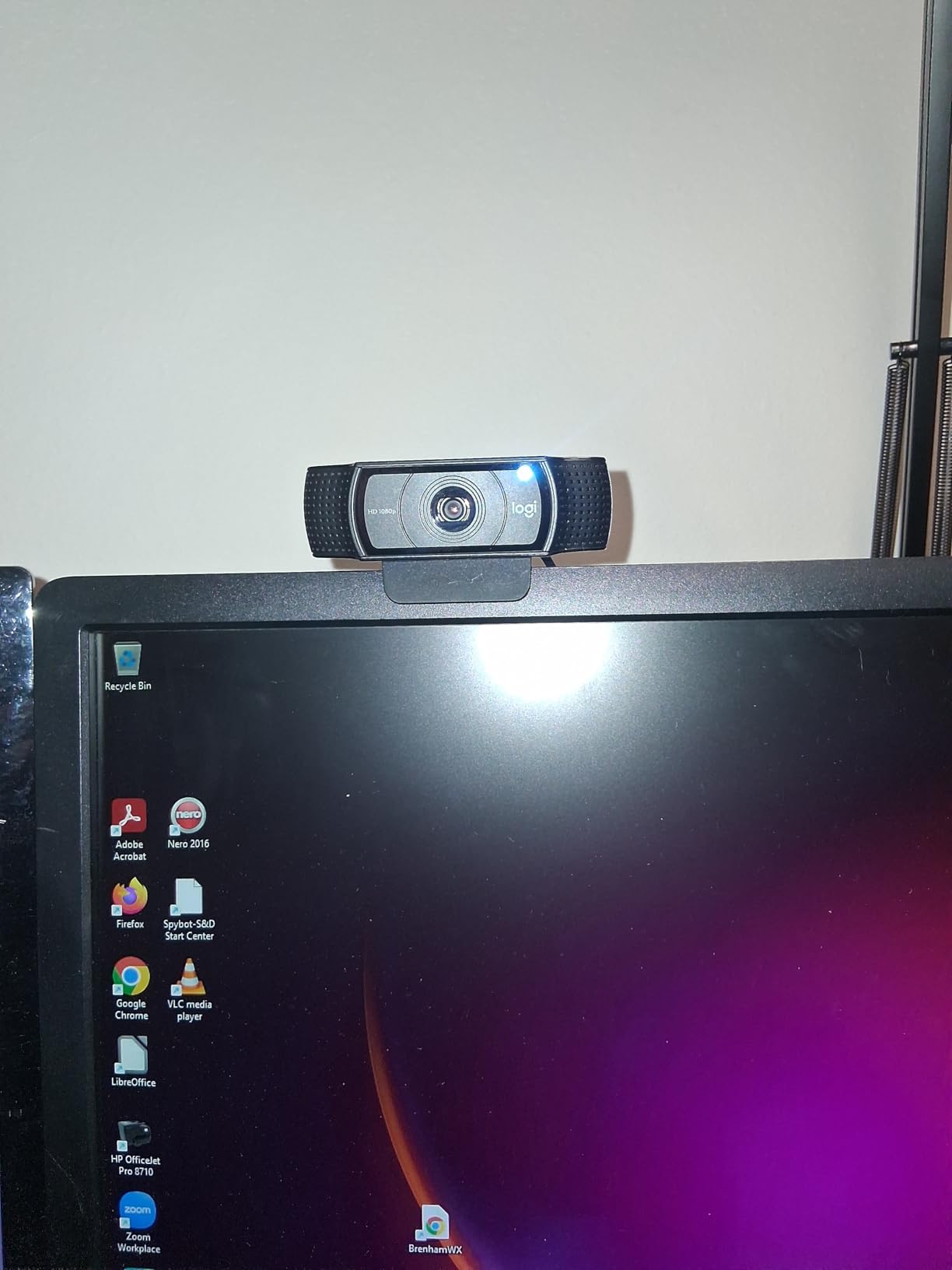 Logitech C920x HD Pro PC Webcam, Full HD 1080p/30fps Video, Clear Audio, Light Correction, Works with Microsoft Teams, Google Meet, Zoom, Nintendo Switch 2's New GameChat Mode, Mac/Tablet - Black customer photo 2
