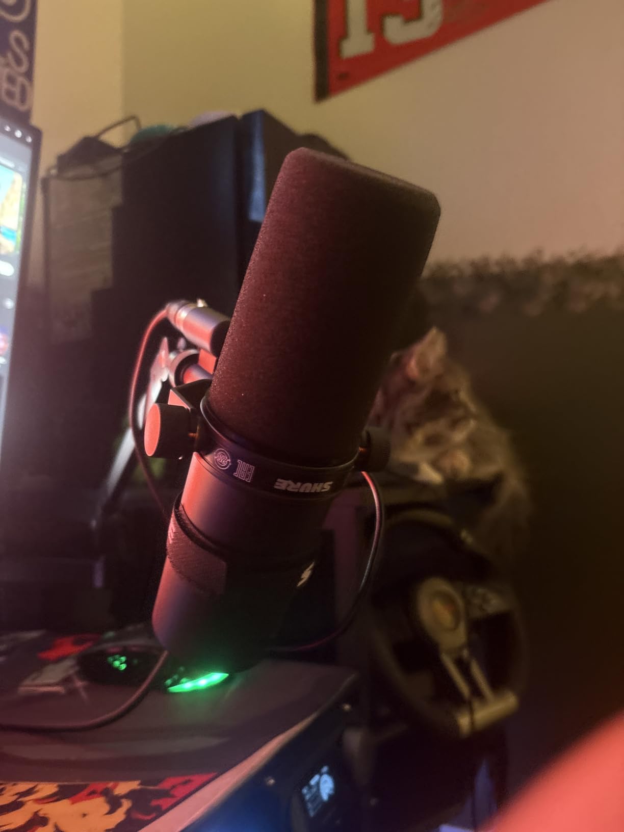 Shure SM7B Dynamic Studio Microphone - XLR Mic for Podcasting, Streaming, Vocal Recording & Broadcasting, Wide Frequency Range, Smooth Warm Audio, Detachable Windscreen, Black customer photo 1