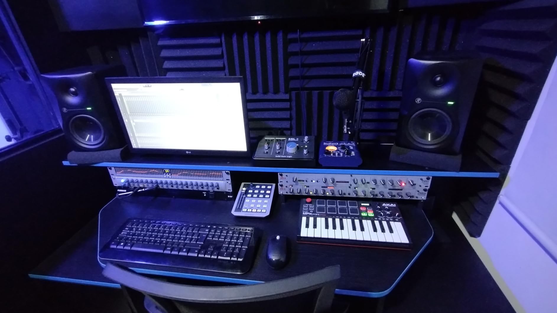 dbx DBX286SV Instrument, Microphone Preamp & Channel Strip Processor, with Compression, De-Esser, Enhancer, Expander/Gate, Loop-Out. Metering LEDs, XLR and 1/4 inputs. Rack Mountable 1U. Silver customer photo 1
