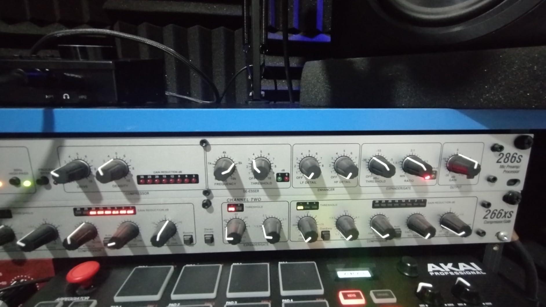 dbx DBX286SV Instrument, Microphone Preamp & Channel Strip Processor, with Compression, De-Esser, Enhancer, Expander/Gate, Loop-Out. Metering LEDs, XLR and 1/4 inputs. Rack Mountable 1U. Silver customer photo 2