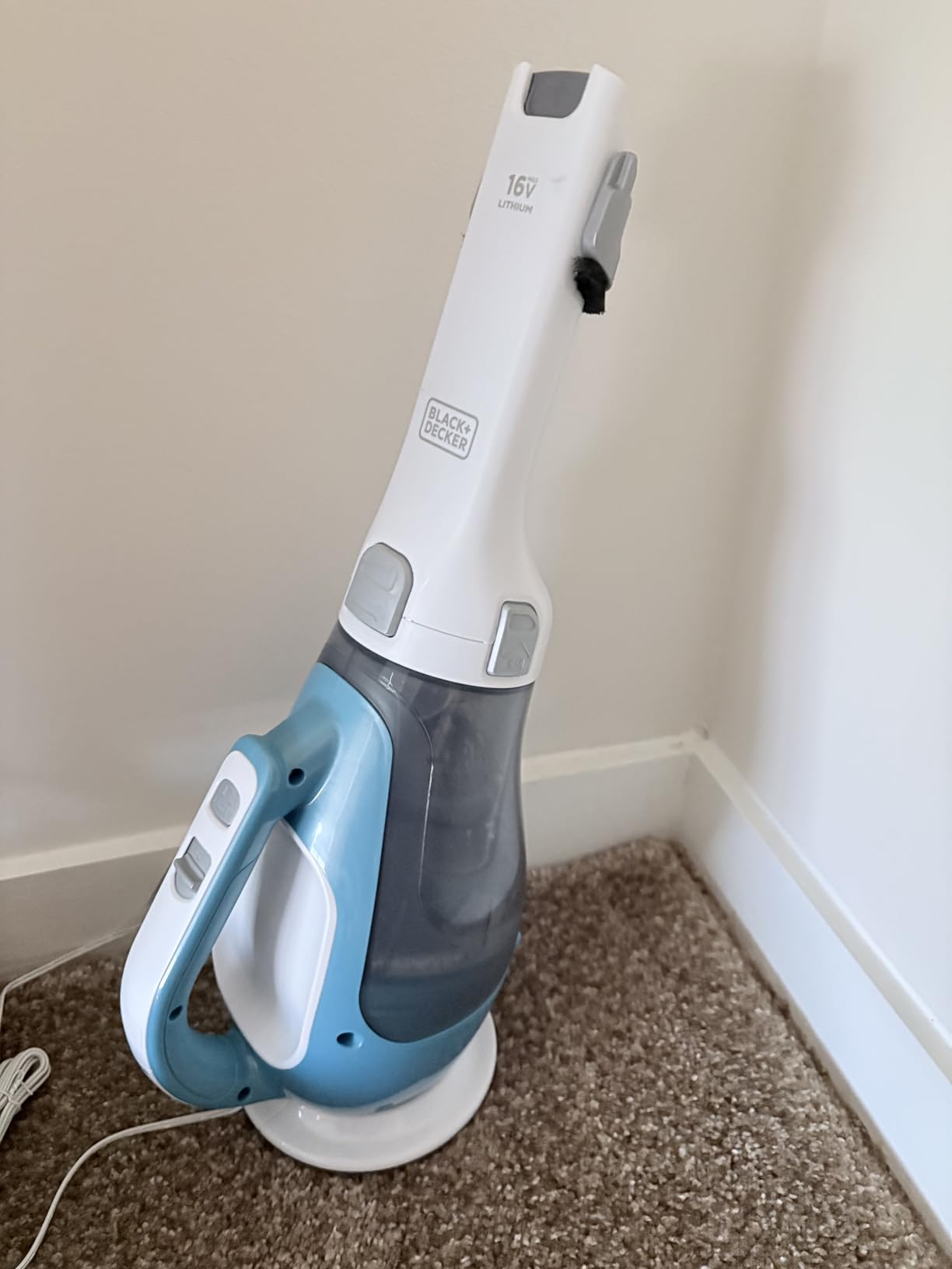 BLACK+DECKER dustbuster AdvancedClean Handheld Vacuum Cordless, Compact Home and Car Vacuum with Crevice Tool, Rotating Nozzle and Charging Station, Large Dust Bowl (CHV1410L) customer photo 2