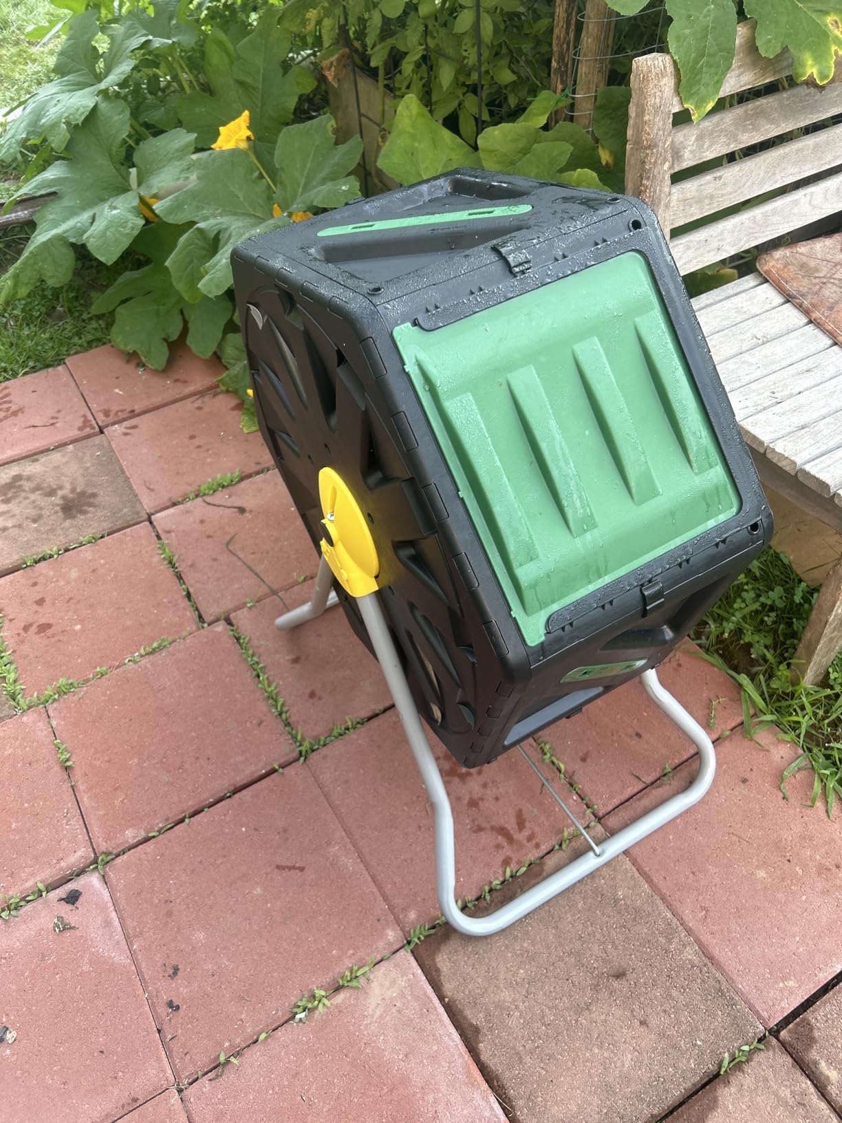 Miracle-Gro Compost Tumbler Single Chamber – Easy-Turn Composter Tumbler Outdoor for Fast Composting – Heavy-Duty Composting Bin with 1 Sliding Door (18.5 Gallon / 70 Liter) customer photo 1