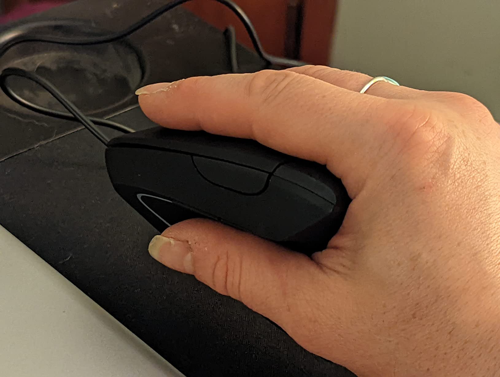 Lekvey Ergonomic Mouse, Rechargeable Vertical Wireless Mouse, Comfort Grip customer photo 1