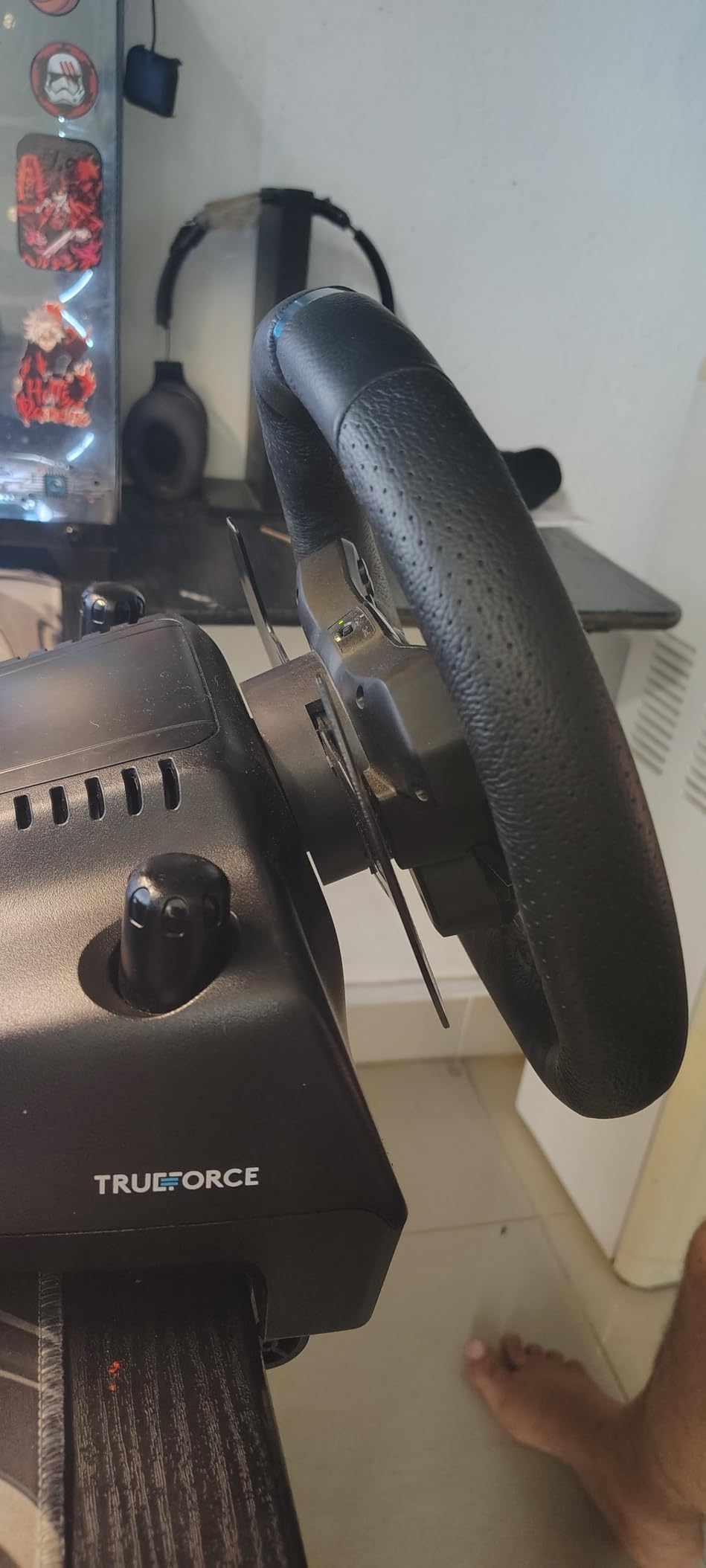 Logitech G923 Racing Wheel and Pedals, TRUEFORCE up to 1000 Hz Force Feedback, Gaming Steering Wheel PS5, PS4, PC, Mac, Genuine Leather- Black customer photo 1
