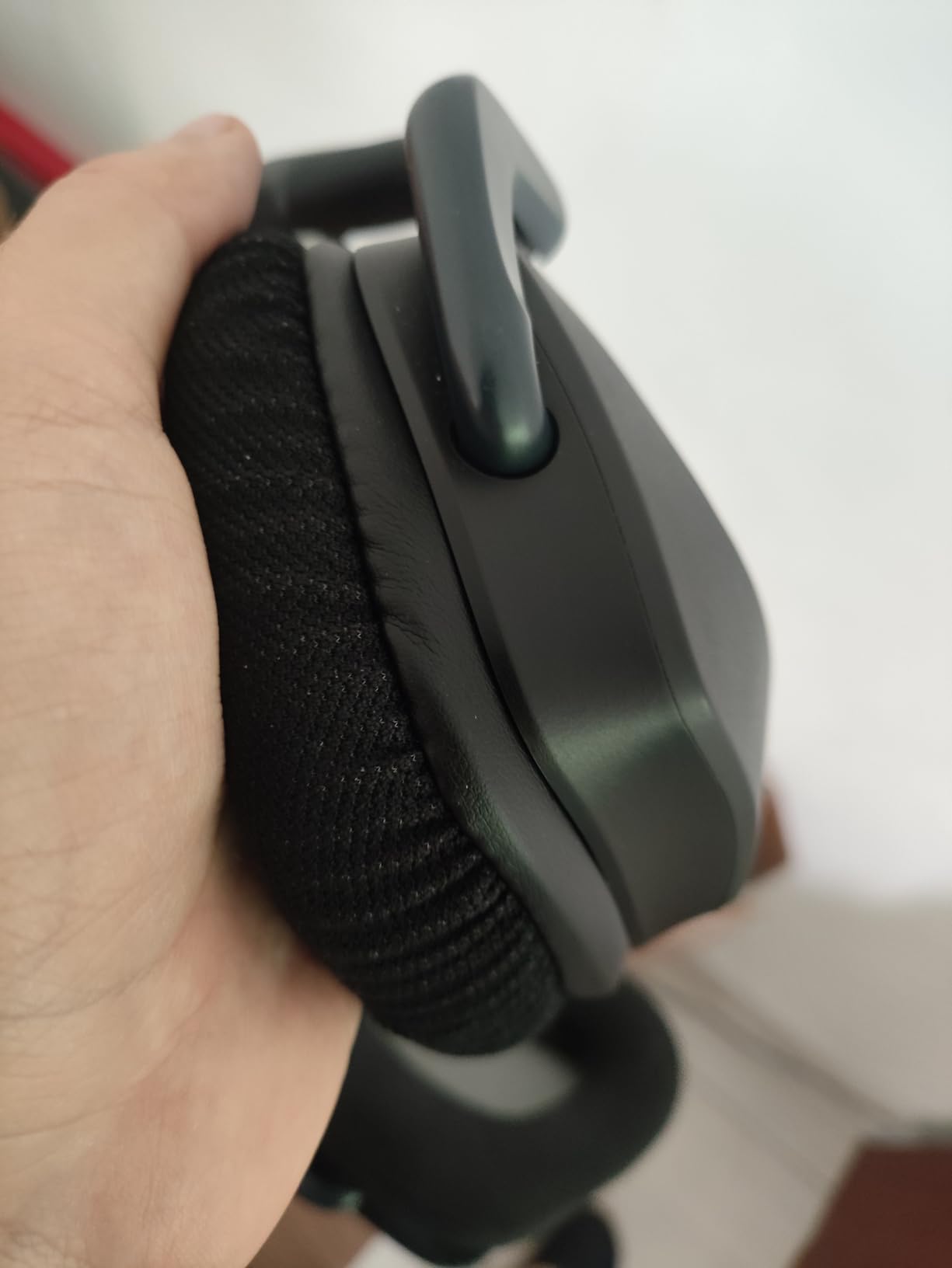 Corsair Void RGB Elite Wireless Gaming Headset - 7.1 Surround Sound - Omni-Directional Microphone - Microfiber Mesh Earpads - Up to 40ft Range - iCUE Compatible - PC, Mac, PS5, PS4 - White customer photo 1