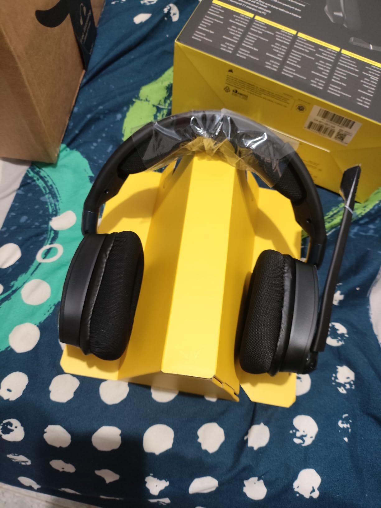 Corsair Void RGB Elite Wireless Gaming Headset - 7.1 Surround Sound - Omni-Directional Microphone - Microfiber Mesh Earpads - Up to 40ft Range - iCUE Compatible - PC, Mac, PS5, PS4 - White customer photo 2