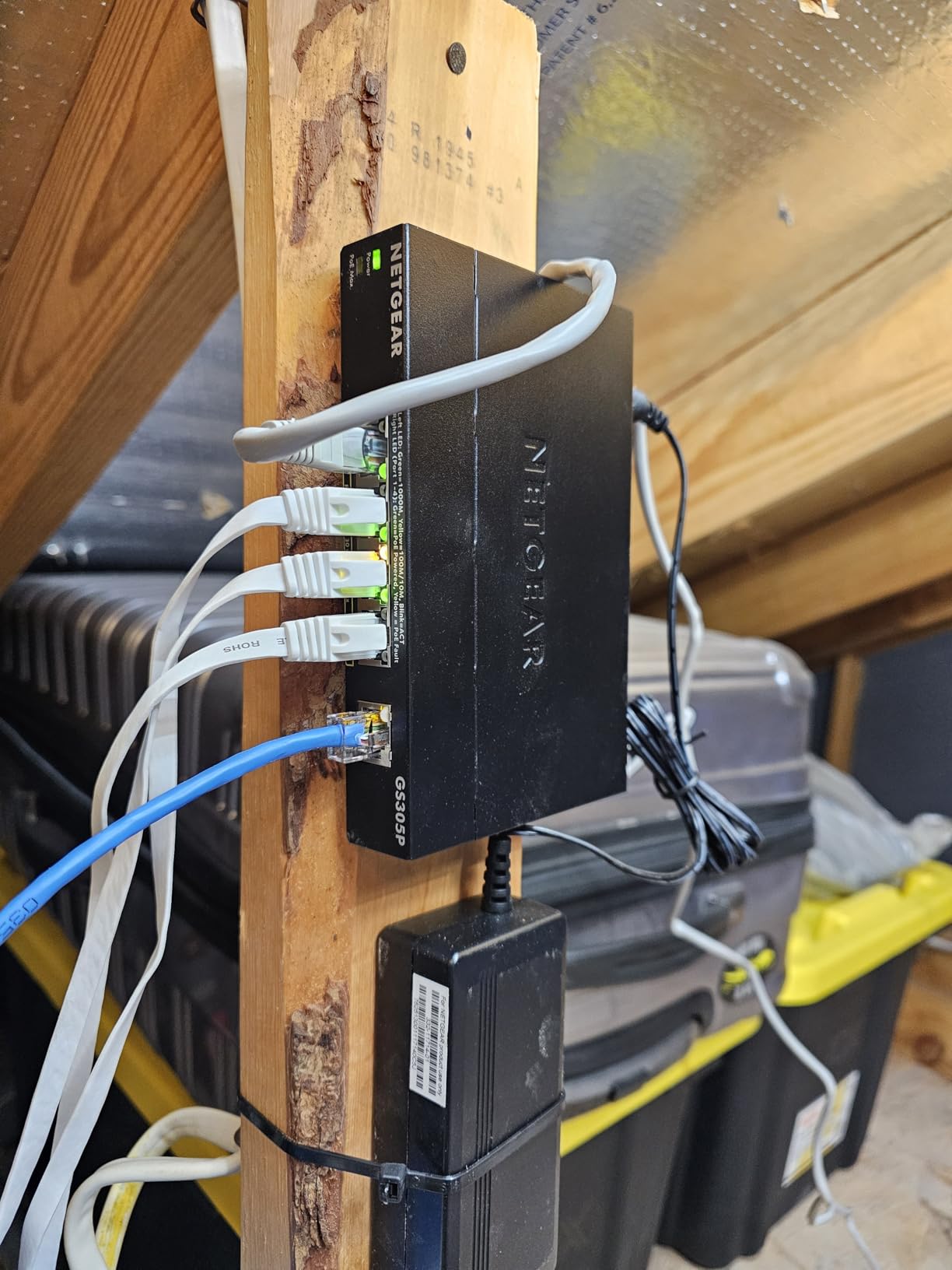 NETGEAR 8-Port PoE+ Gigabit Ethernet Unmanaged Essentials Switch (GS308PP) - with 8 x PoE+ @ 83W, Desktop or Wall Mount customer photo 1