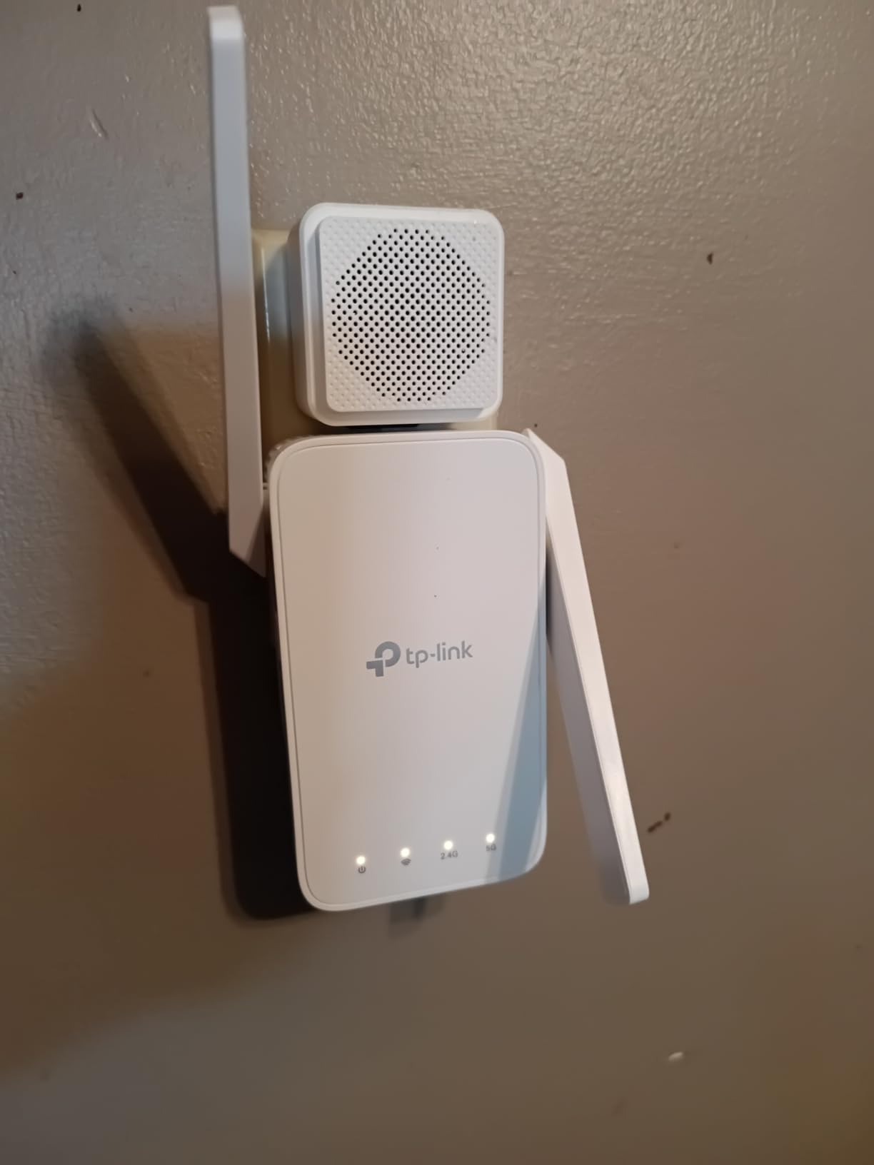 TP-Link AC1200 WiFi Extender - 1.2Gbps Home Signal Booster, Dual Band 5GHz/2.4GHz, Up to 1600 Sq.ft and 32 Devices, EasyMesh Compatible, One Ethernet Port (RE315) customer photo 1