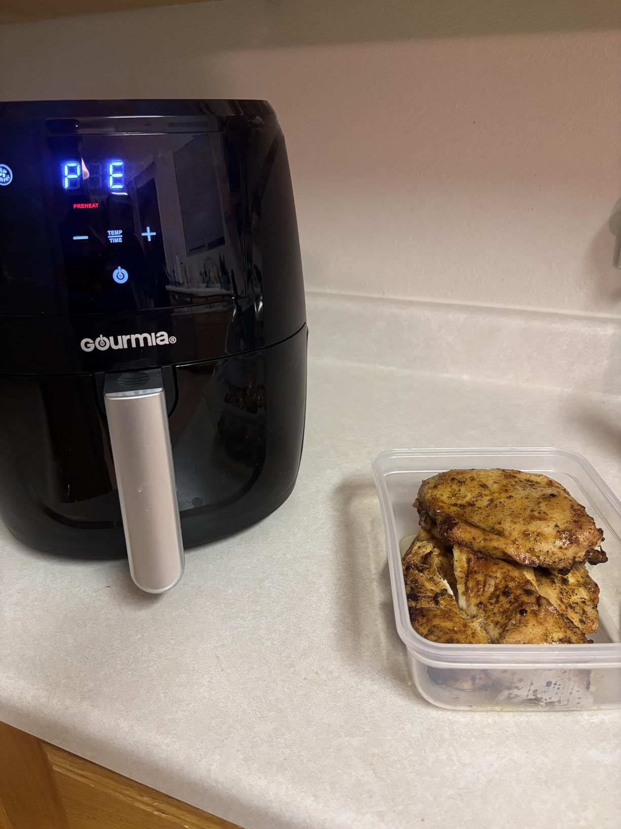 Gourmia Air Fryer - 6 Qt Large Capacity, FryForce 360°, Digital Display with 12 Presets, Roast, Bake, Broil, Dehydrate, Dishwasher Safe Accessories, Black customer photo 1