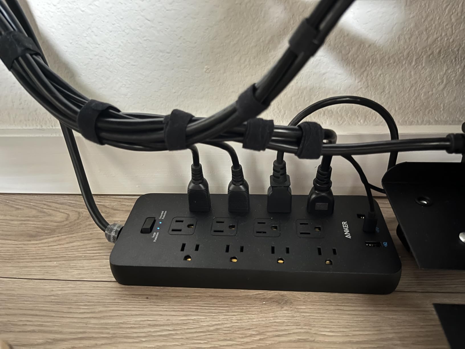 Anker Power Strip with 2100J Surge Protector, Outlet Extender, 5ft Extension Cord with Multiple Outlets, 12 AC, 2 USB A,1 USB C Port for 20W, Home Office, Dorm Room Essentials, TUV Listed customer photo 2