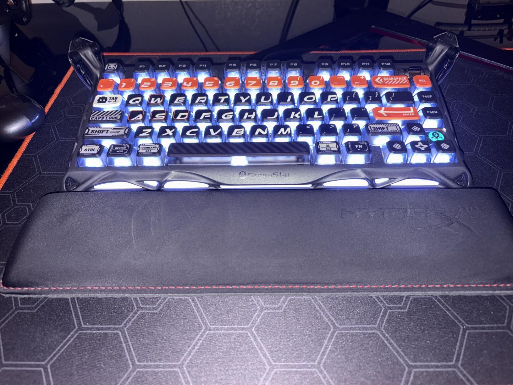 HyperX Wrist Rest - Tenkeyless - Cooling Gel - Memory Foam - Anti-Slip, Black customer photo 1