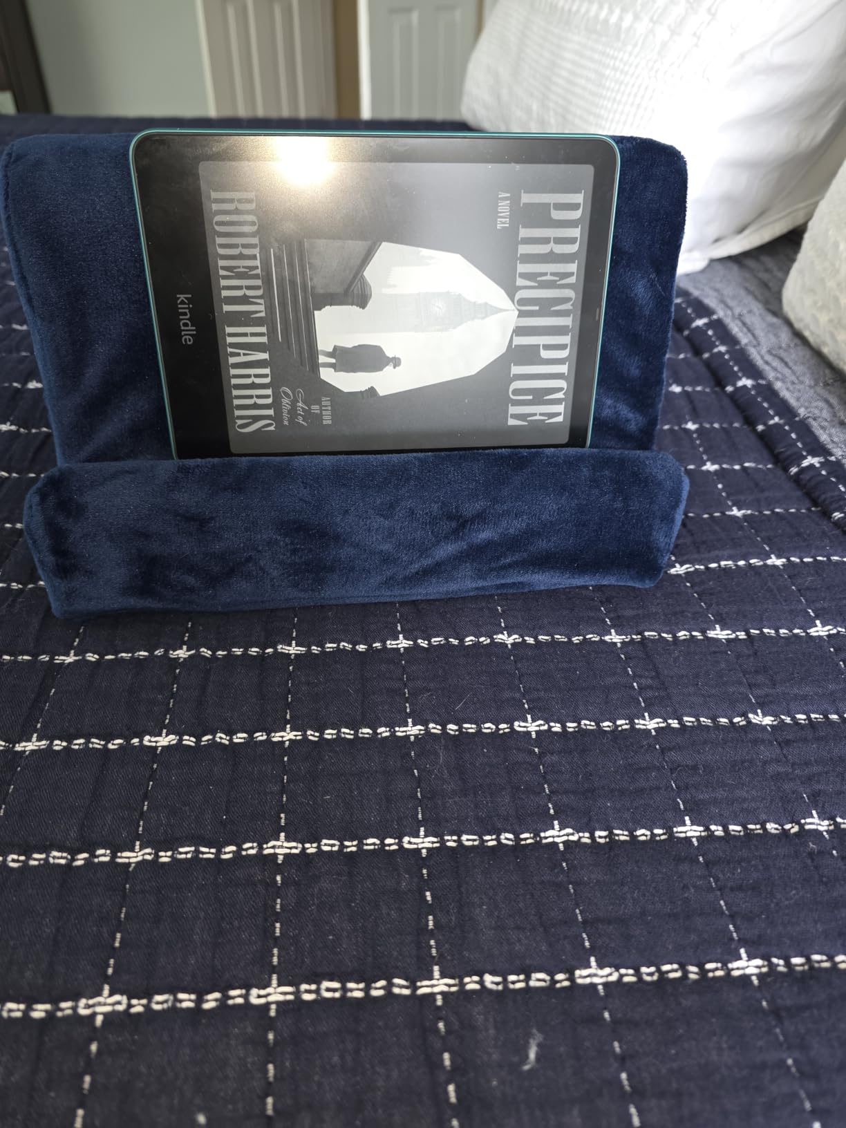 Brookstone Tablet Lap Cushion - Tablet and Phone Holder for Bed, Flights, and Travel, Two Angled Memory Foam Lap Desk for Reading and Hands Free Viewing, Compatible iPad and Kindle Accessories, Black customer photo 2