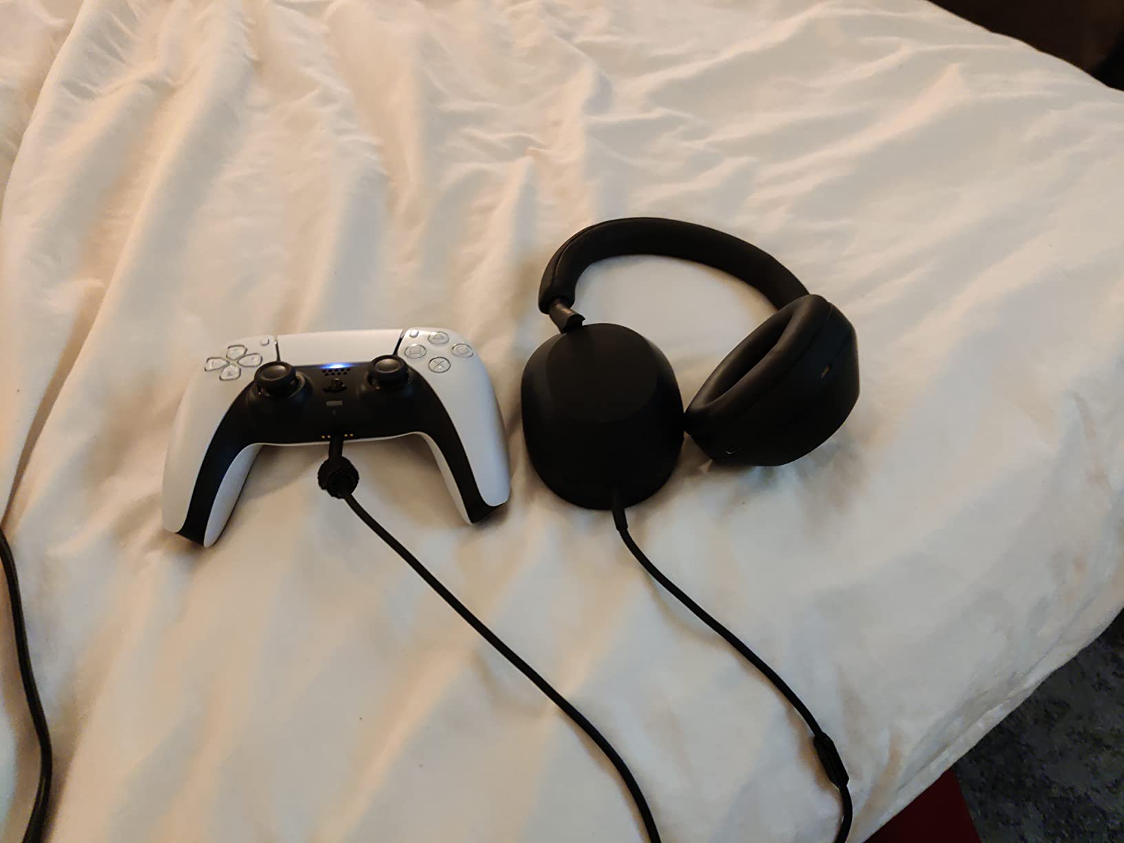 Sony WH-1000XM5 Premium Noise Canceling Headphones, Auto NC Optimizer, 30-Hour Battery, Alexa Voice Control, Silver customer photo 1