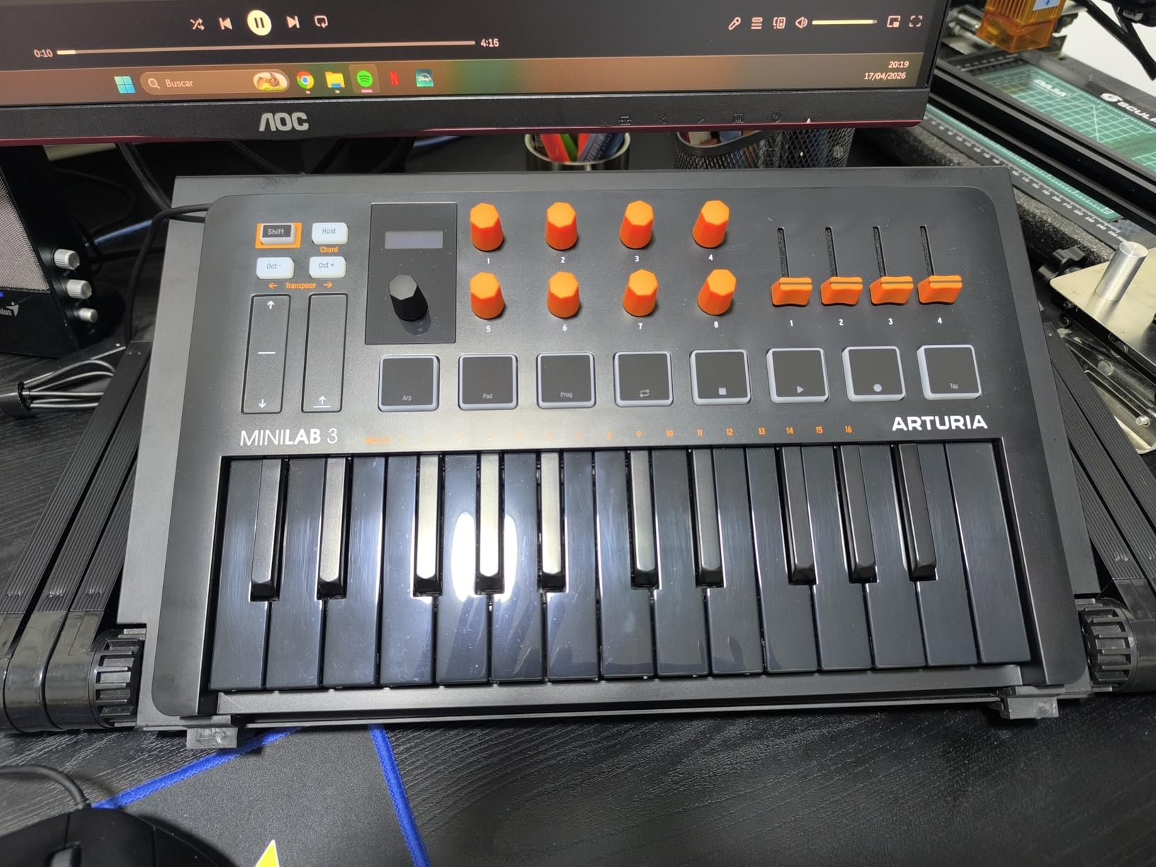 Arturia MiniLab 3 - Universal MIDI Controller for Music Production, with All-in-One Software Package - 25 Keys, 8 Multi-Color Pads - White customer photo 1