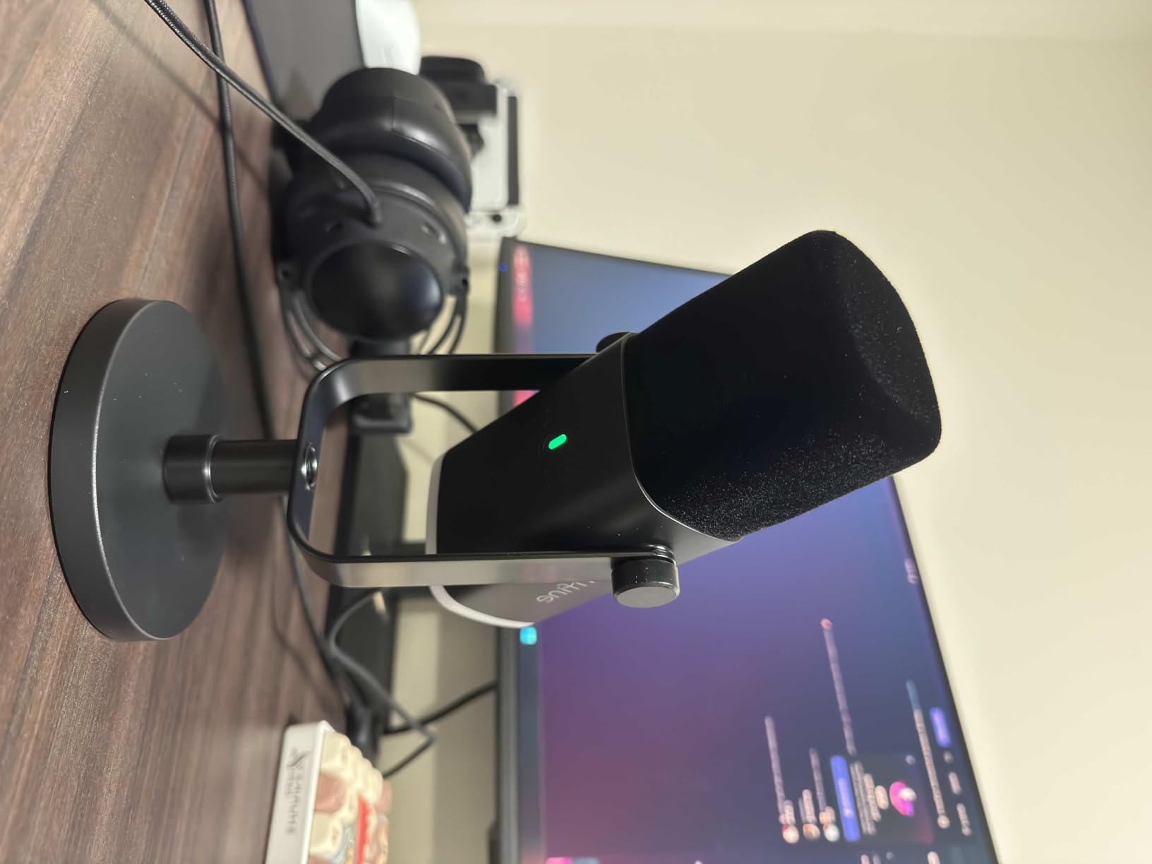 FIFINE USB/XLR Dynamic Microphone for Podcast Recording, PC Computer Gaming Streaming Mic with RGB Light, Mute Button, Headphones Jack, Desktop Stand, Vocal Mic for Singing YouTube - AmpliGame AM8 customer photo 1