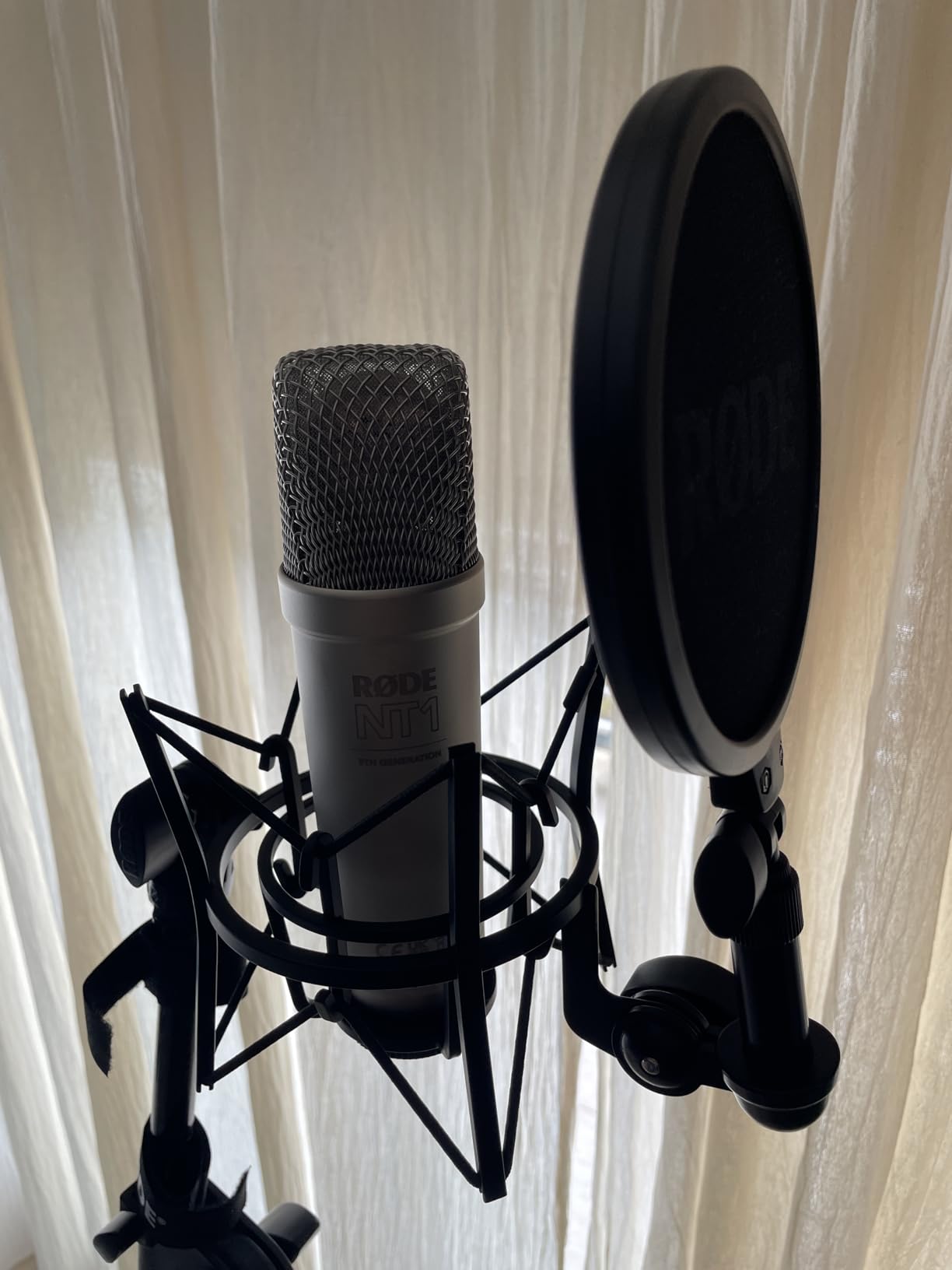 RØDE NT1 5th Gen Large-Diaphragm Studio Condenser Microphone - XLR & USB Outputs - Shock Mount & Pop Filter Included - Music Production, Vocal Recording, Podcasting - Black - Professional Audio customer photo 1