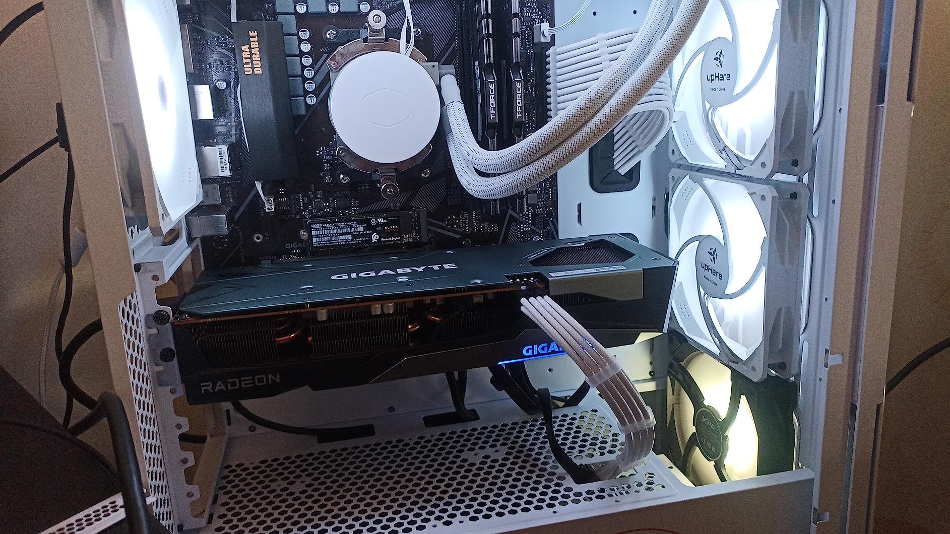 Gigabyte GV-R76GAMING OC-8GD Radeon RX 7600 Gaming OC 8G Graphics Card, 3X WINDFORCE Fans 8GB 128-bit GDDR6, Video Card customer photo 1