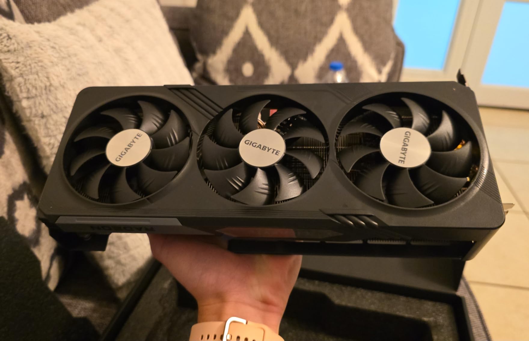 GIGABYTE Radeon RX 7800 XT Gaming OC 16G Graphics Card, 3X WINDFORCE Fans 16GB 256-bit GDDR6, GV-R78XTGAMING OC-16GD customer photo 1