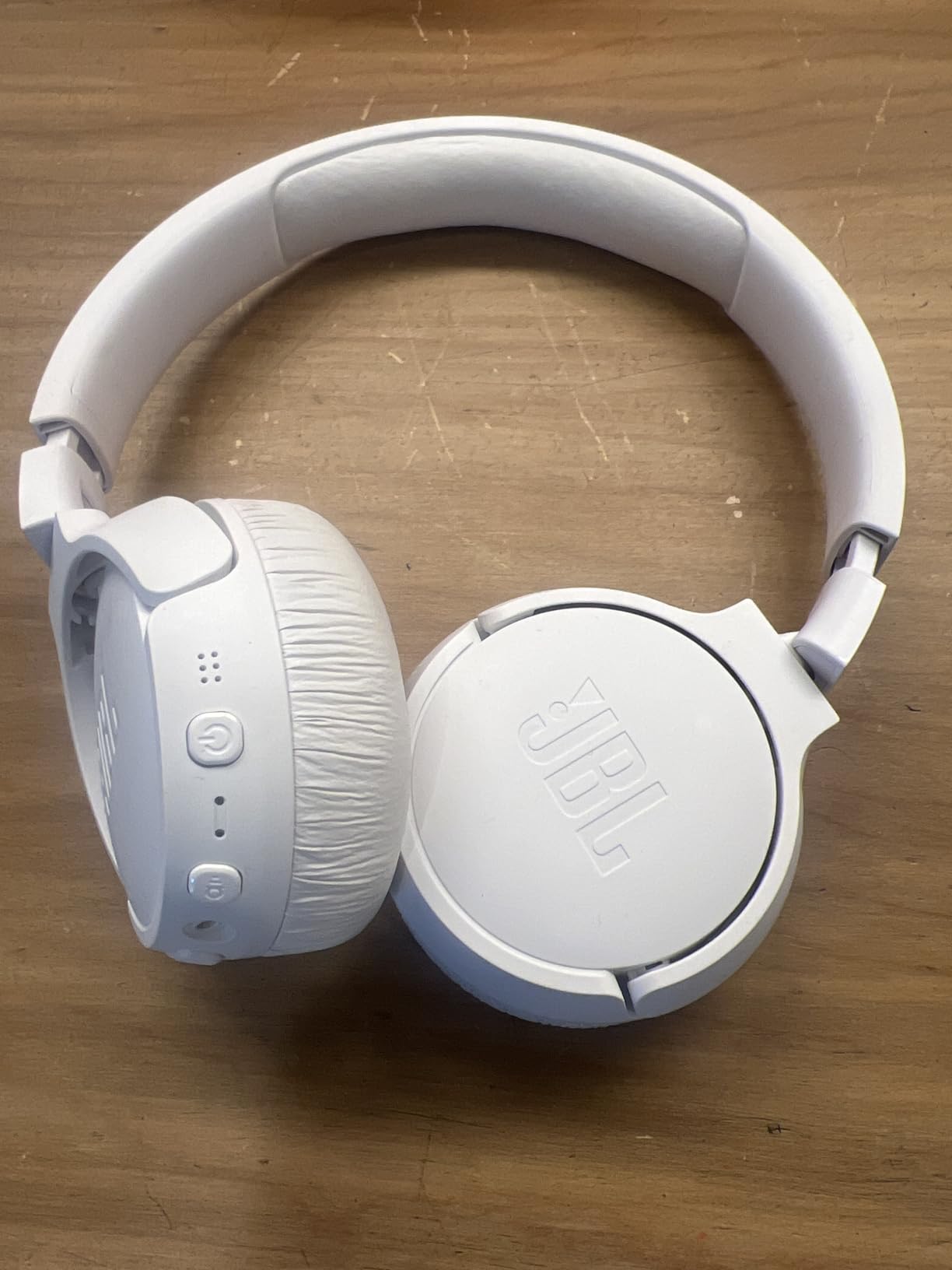 JBL Tune 670NC - Adaptive Noise Cancelling with Smart Ambient Wireless On-Ear Headphones, Up to 70H Battery Life with Speed Charge, Lightweight, Comfortable and Foldable Design (White) customer photo 1