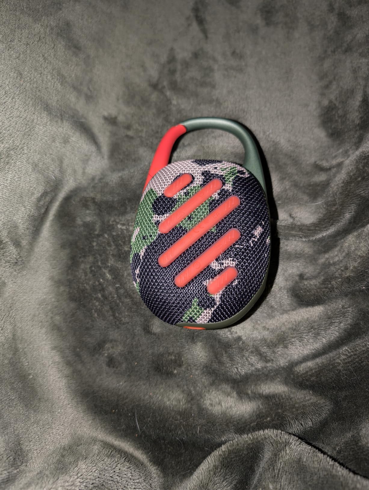 JBL Clip 5 - Ultra-Portable, Waterproof & Dustproof Bluetooth Speaker, Big JBL Pro Sound with Punchy bass, Integrated Carabiner, Up to 12 Hours of Play, Made in Part with Recycled Materials (Black) customer photo 1