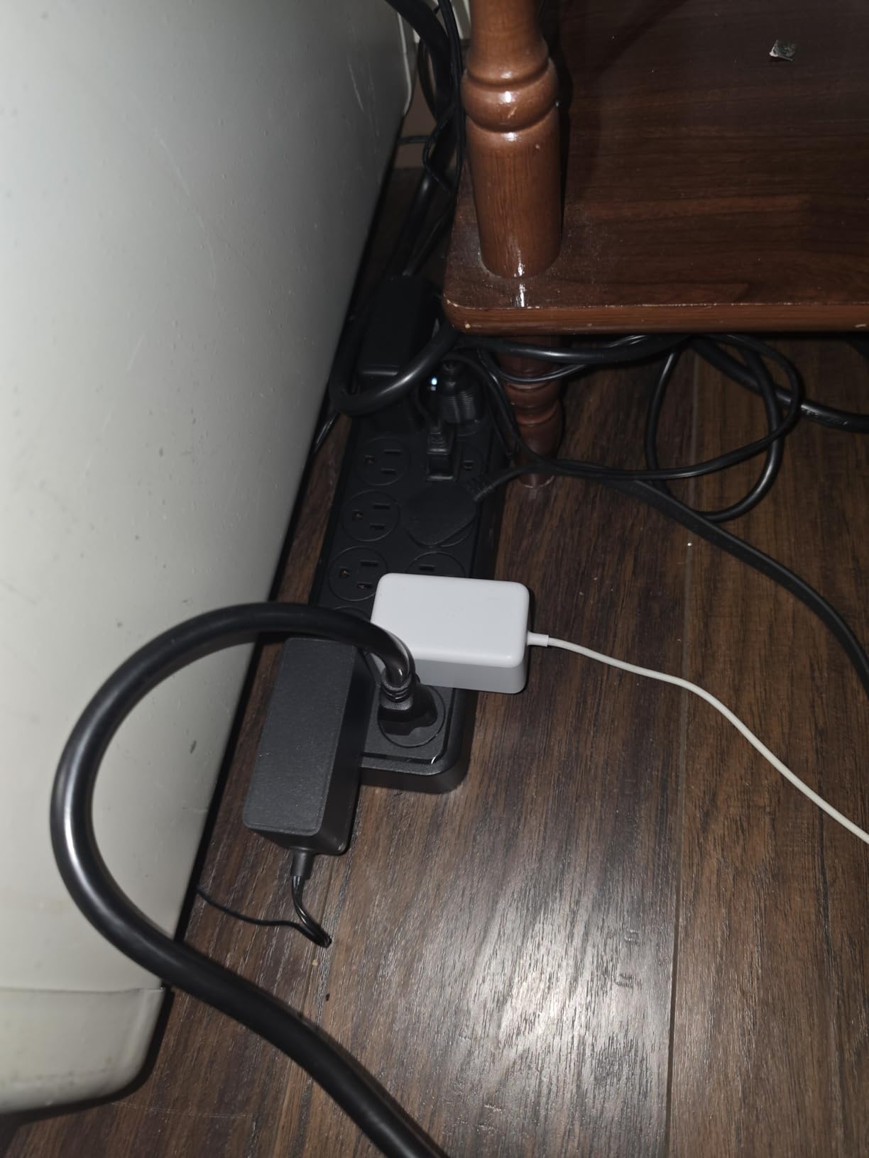 Amazon Basics 12-Outlet Surge Protector Power Strip, 4000 Joules, 8ft Extension Cord, Rectangle, for Home, Office, Gaming Room, Black customer photo 1