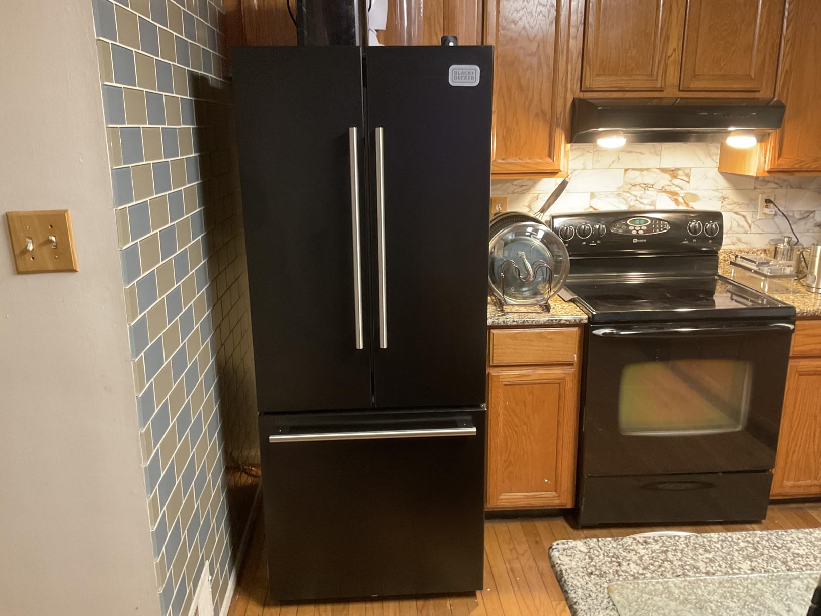 BLACK+DECKER 16 Cu. Ft. French Door Refrigerator with Built-in Ice Maker, Full Size Refrigerator with Bottom Mount Freezer Drawer, Frost Free, ENERGY STAR certified, BRF1600GIMB, Black customer photo 1