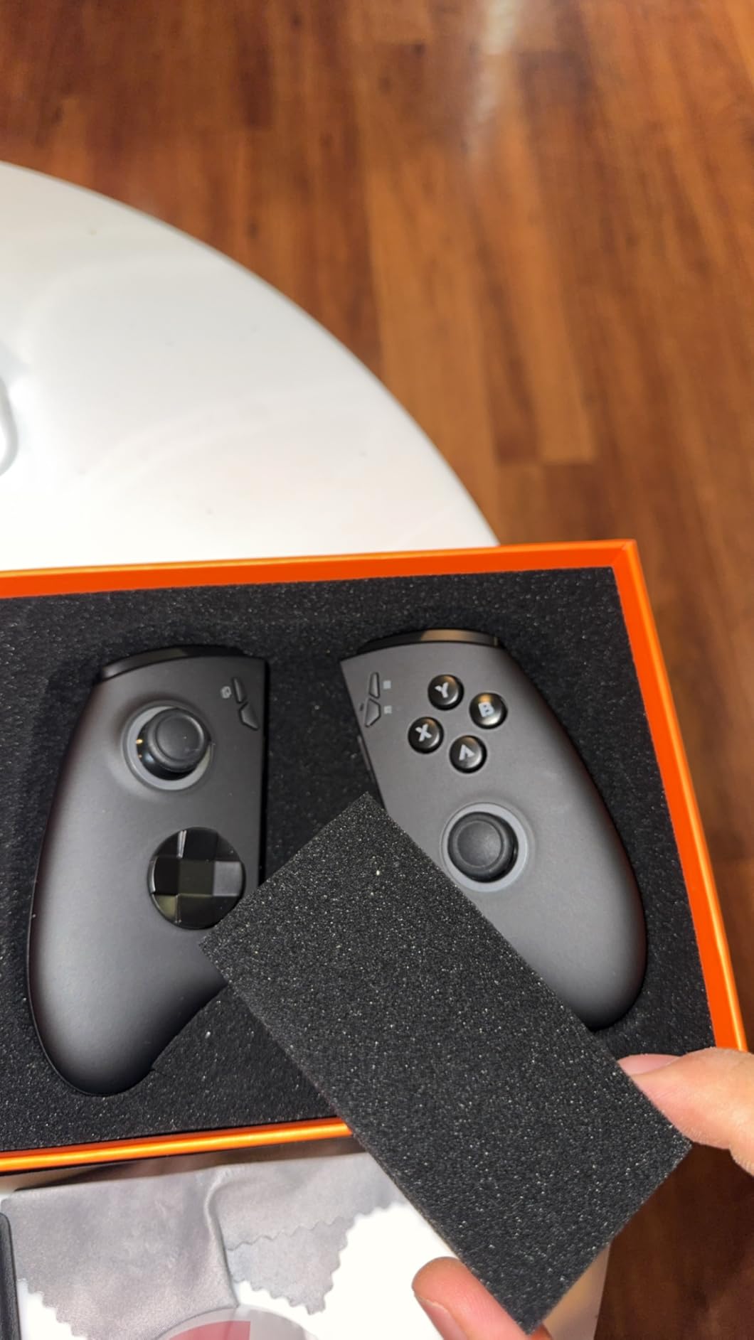 ONE XPLAYER X1 Pro Handheld PC with AMD Ryzen AI 9 HX 370, 10.95 inch 120Hz 2k Touchscreen, 32GB RAM and 1TB SSD customer photo 2