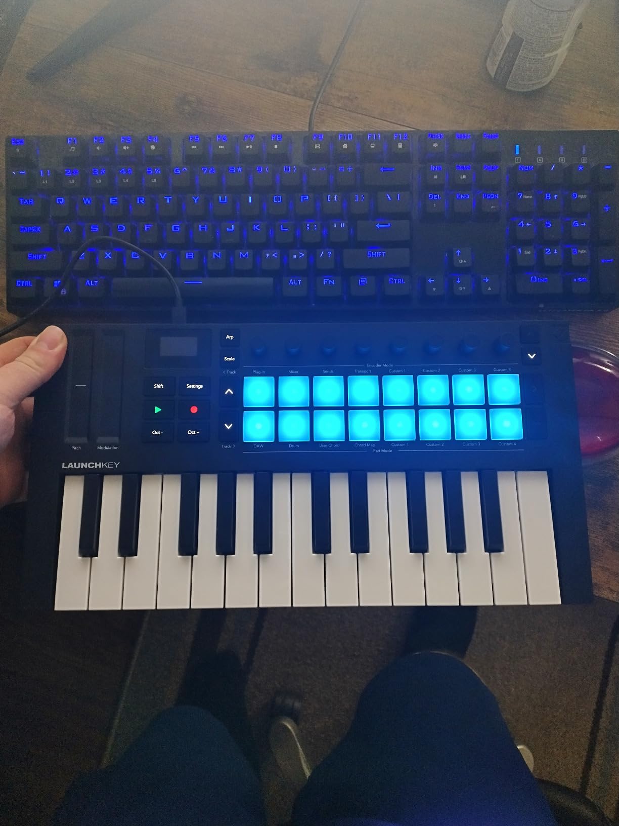 Novation Launchkey Mini 25 MK4 - Portable 25 Mini-Key, USB, MIDI Keyboard Controller with DAW Integration, Chord Mode, Scale Mode, Drum Pads, and Arpeggiator customer photo 2