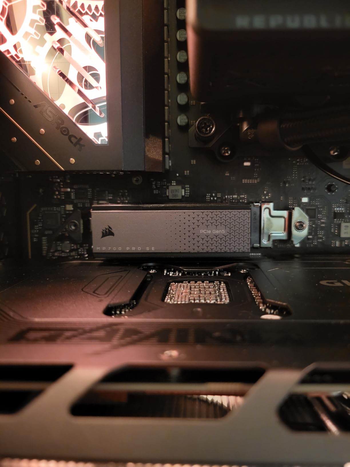 Corsair MP700 PRO SE with Air Cooler 4TB PCIe 5.0 x4 NVMe 2.0 M.2 SSD - M.2 2280 - Up to 14,000MB/sec Sequential Read - High-Density 3D TLC NAND - Black customer photo 2