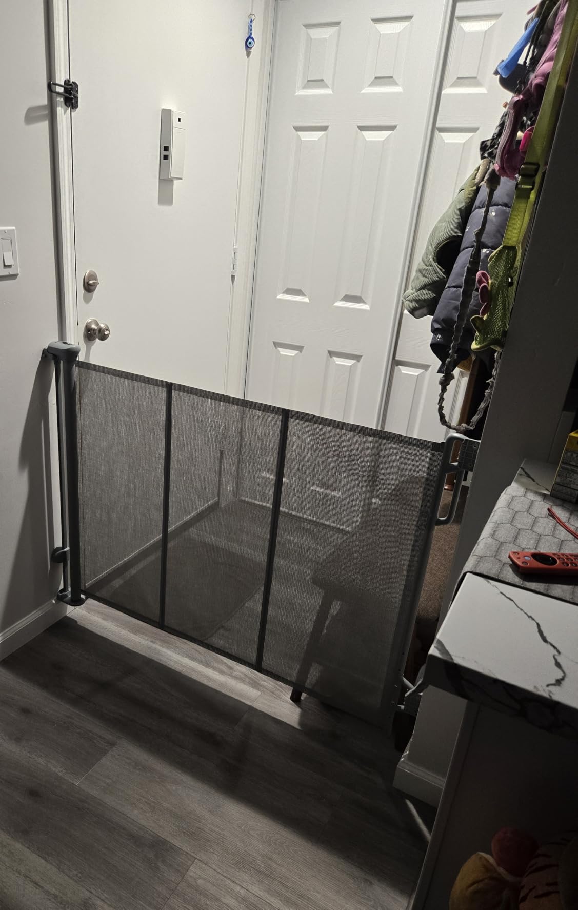 SPACEANY Reinforced Retractable Baby Gate or Mesh Dog Gate, Easy to Use for Stairs, Doorways, Hallways, Indoor, Outdoor, Wide Pet Gate 33.5