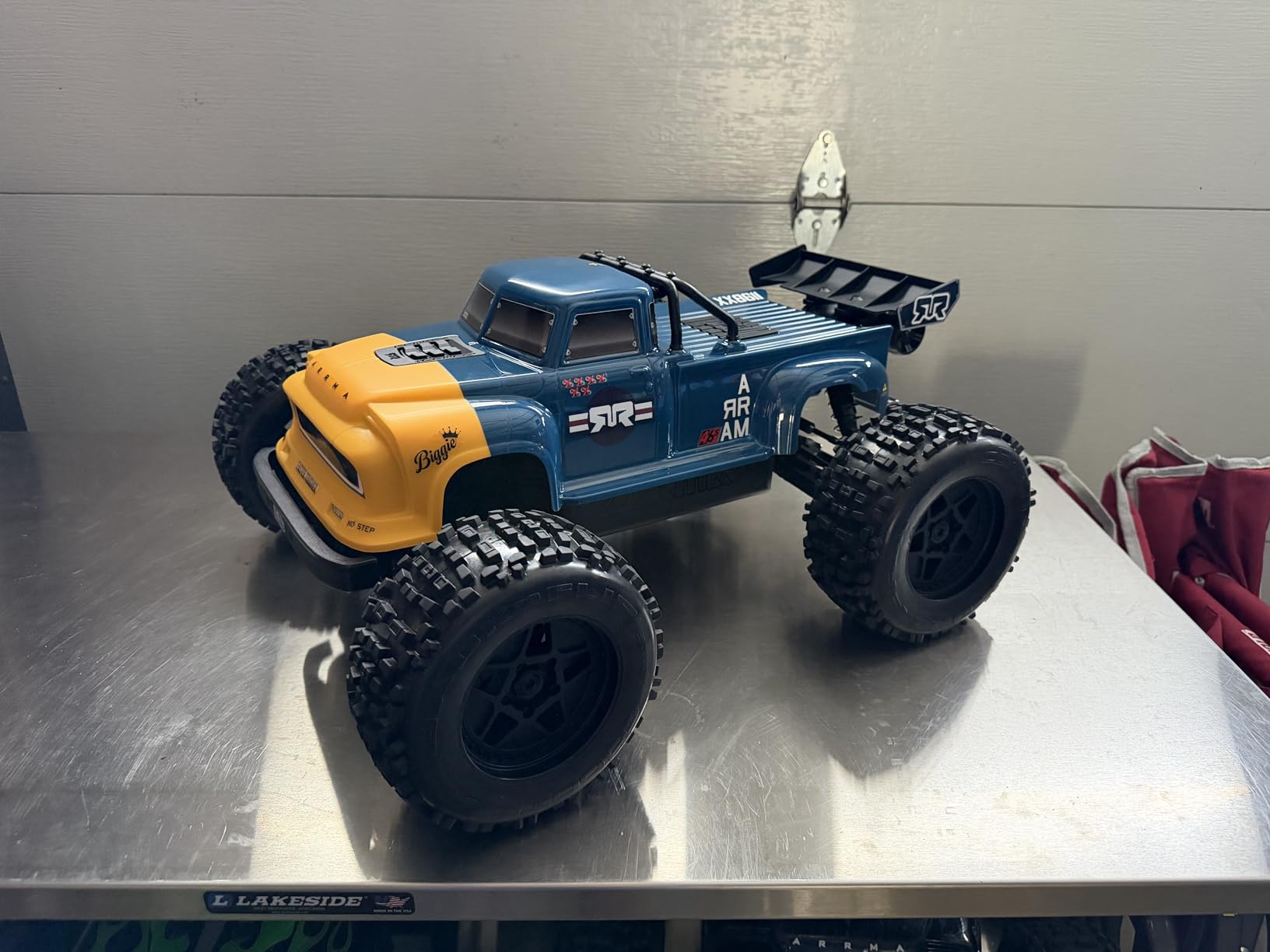 ARRMA RC Truck 1/8 Notorious 4X4 6S BLX BRUSHLESS V6 Stunt Truck RTR (Battery and Charger Not Included), (Black), ARA8611V6T1 customer photo 2