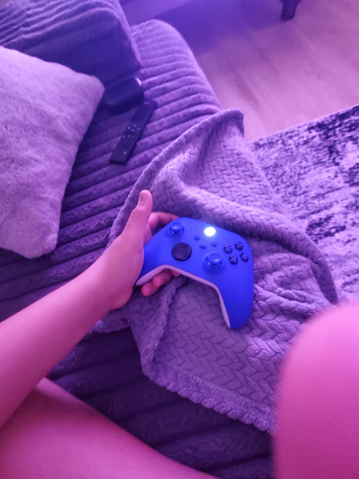 XBOX Wireless Gaming Controller | Shock Blue | Consoles, PCs, TVs, mobile, and more | Textured Grip | Wireless, Bluetooth, USB-C Connectivity customer photo 2