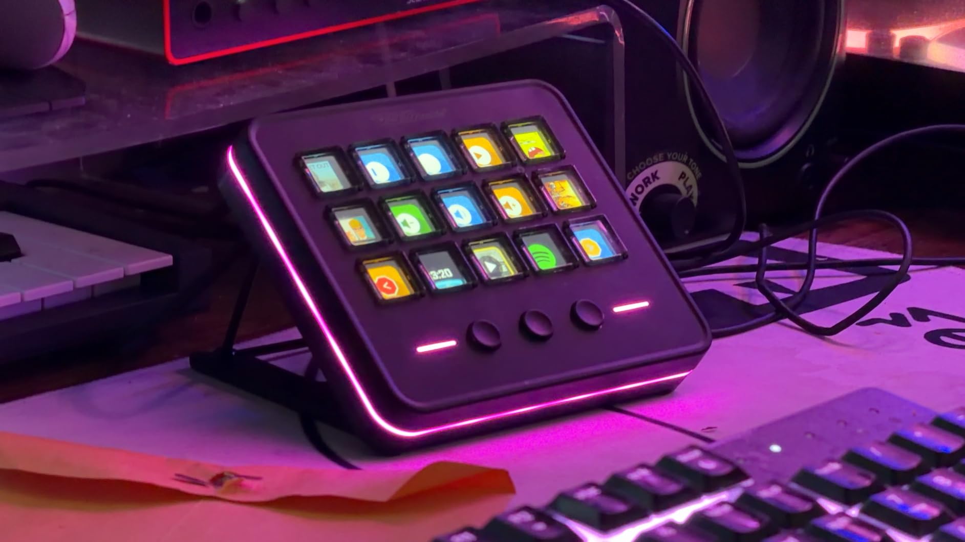 VSDINSIDE Macro Keypad, Stream Controller Deck Gaming Streaming Shortcut Keyboard, 18 Programmable Keys Customizable Visual AI Pad USB Soundboard for OBS, YouTube, Desk Office Setup, Laptop, PC, Mac customer photo 2