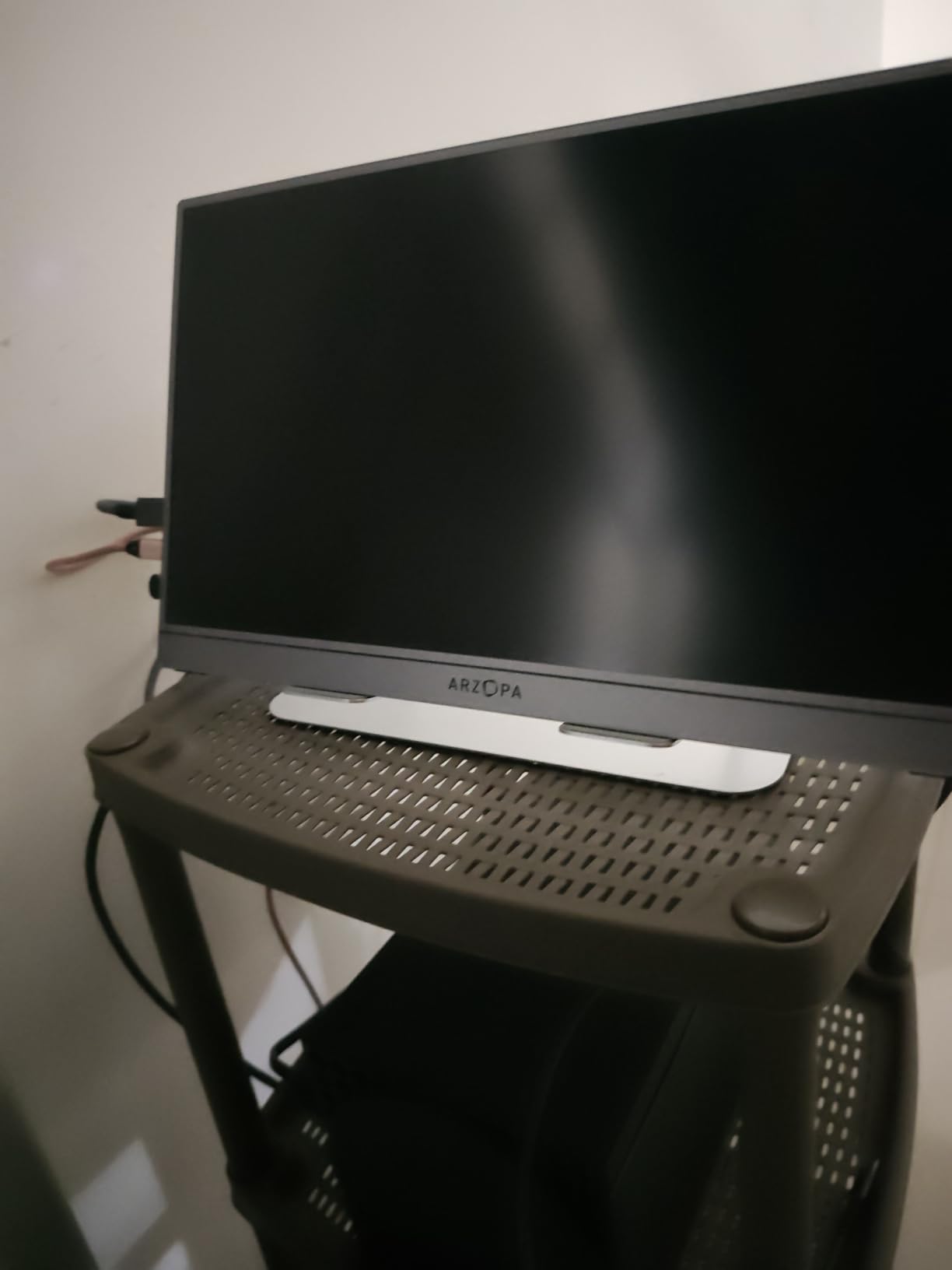 ARZOPA 16.1'' 180Hz 2.5K Portable Monitor, 2560x1440 QHD 107% sRGB Kickstand Portable Gaming Monitor with HDR, Ultra Slim, Eye Care, External Second Screen for Laptop, PC, PS5, Mac, Xbox-Z3FC customer photo 2