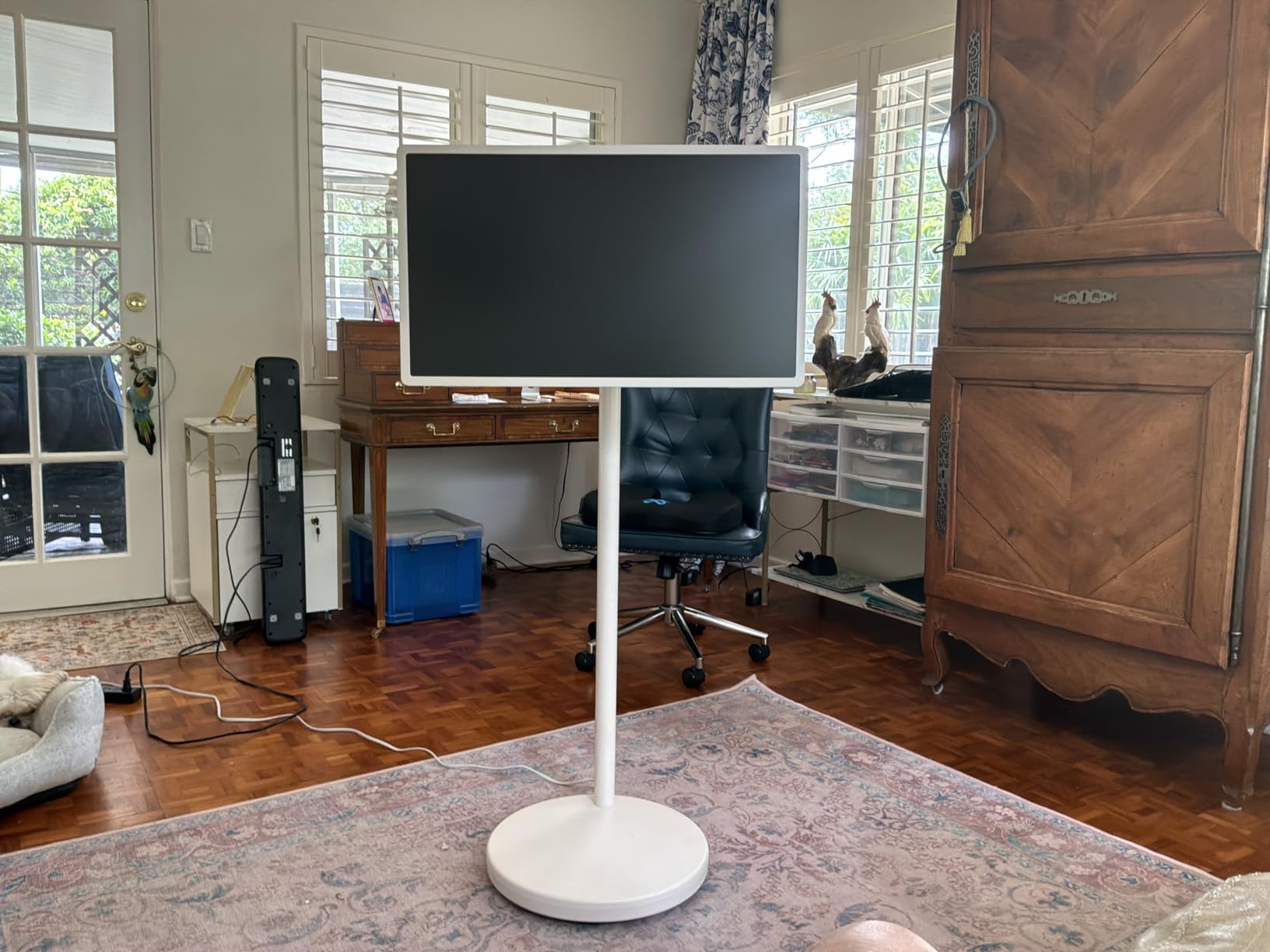 LG 27-Inch StanbyME 2 with Folio Cover, Portable Touch Screen TV, Dolby Vision, HDR10, Filmmaker Mode, Built-in Battery, Full Swivel Rotation (27LX6TYGA, 2025) customer photo 1