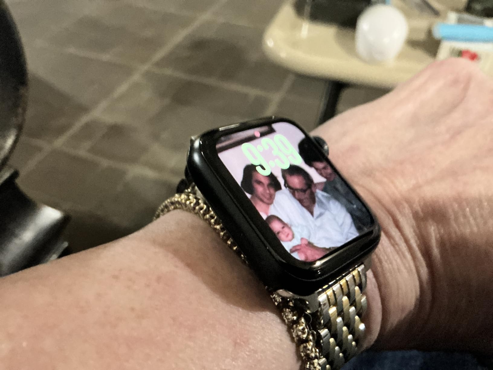 Apple Watch SE 3 [GPS + Cellular 40mm] Smartwatch with Starlight Aluminum Case with Starlight Sport Band - S/M. Fitness and Sleep Trackers, Heart Rate Monitor, Always-On Display, Water Resistant customer photo 1