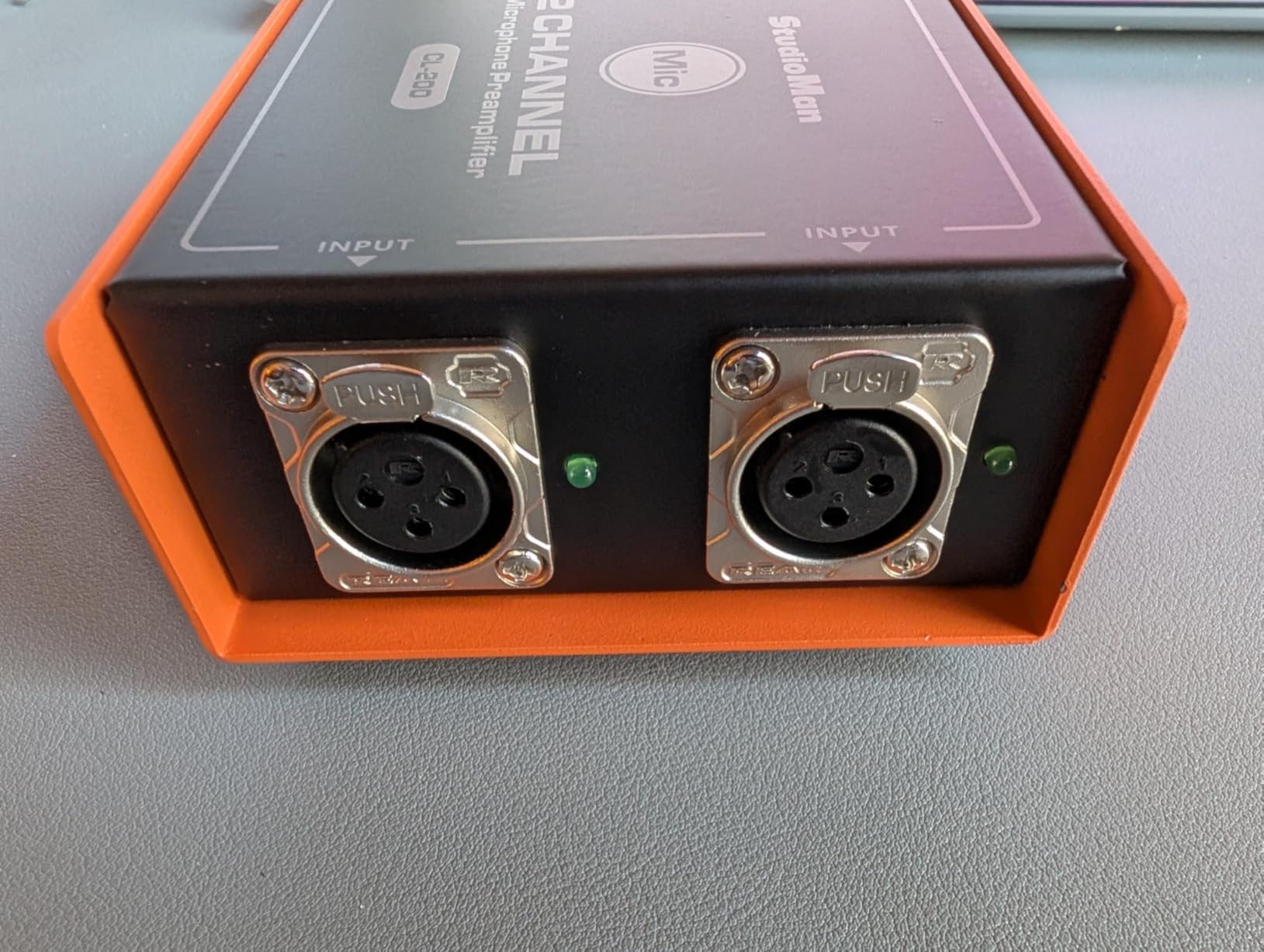 StudioMan CL-200 2-Channel XLR Preamp for Dynamic Microphones, 25dB Gain, Low-Noise Amplifier, Compact Metal Housing, XLR I/O, Orange/Black, Phantom Power compatible customer photo 1