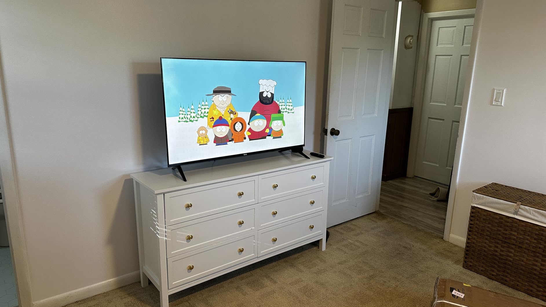 Smart TV 2026 - 50-Inch Select Series, 4K QLED TV - Roku TV with Voice Remote - Flat Screen QLED Television with Wi-Fi for Streaming Live Local News, Sports, & Movies - Bluetooth Headphone Mode customer photo 2