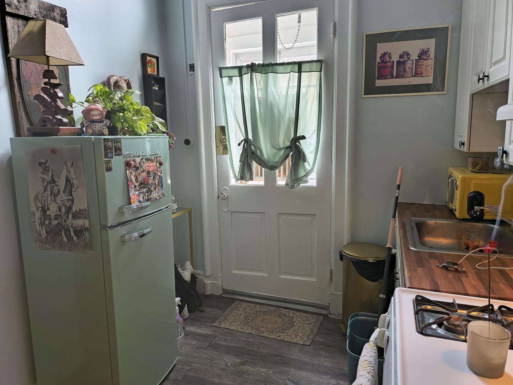 Frigidaire EFR753 Retro Apartment Size Refrigerator, Top Freezer, 2-Door, 7.5 Cu Ft, Adjustable Spill-Proof Shelves, Cream customer photo 2
