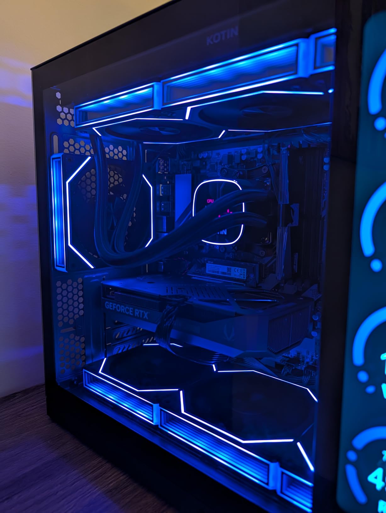 KOTIN G60B Prebuilt Gaming PC, GeForce RTX 5070 12GB GDDR7, AMD Ryzen 7 9700X, 32GB DDR5 6000MHz, 1TB PCIe 4.0 SSD, 360mm Liquid Cooler, 11.3 Inch Smart Display, WiFi 7, ARGB Tower for 4K Gaming customer photo 1