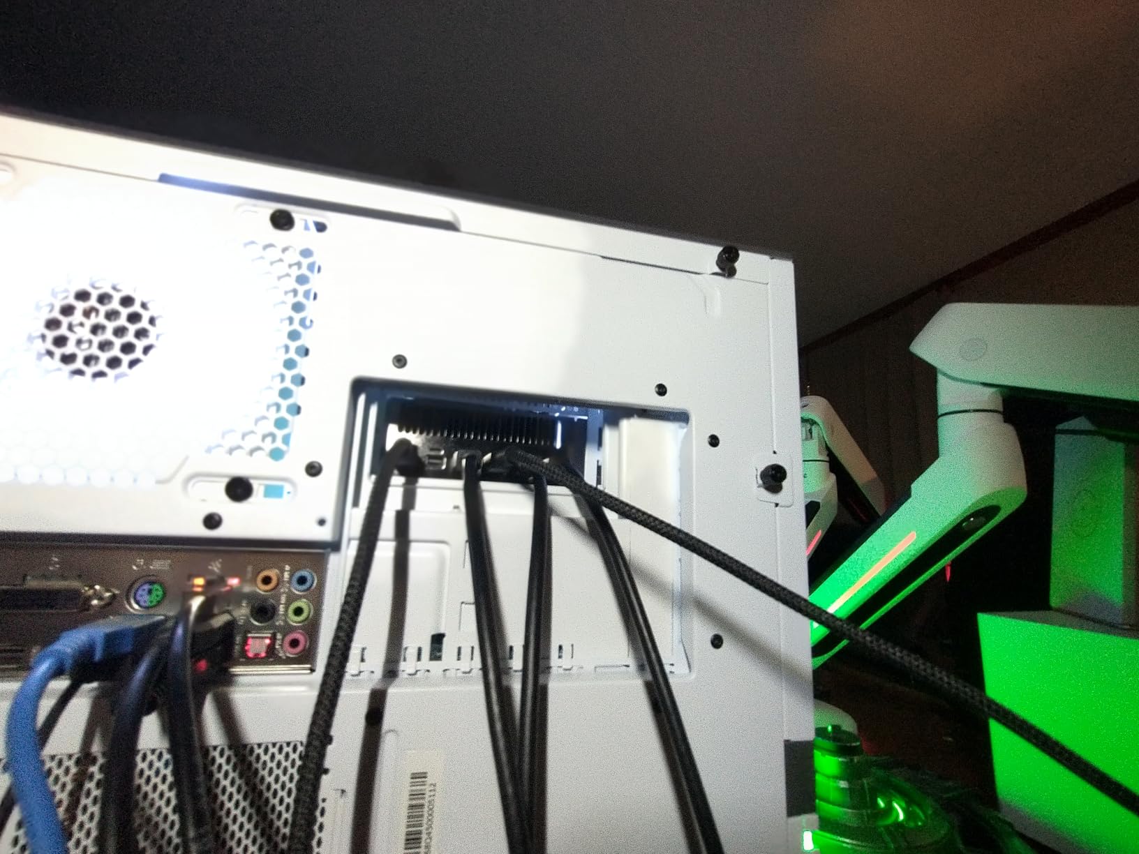 Cooler Master Vertical GPU Card Holder Kit V3, PCIe 4.0 5.0 Motherboards GPUs RTX 5090 RX 9070 XT, ABS Casing, 165mm Length, Modula Adjustable for E-ATX ATX Micro ATX Case customer photo 1