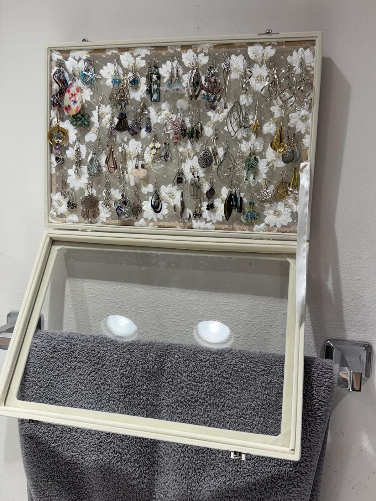 Frebeauty 12 Grid Bracelet Holder Box, Velvet Jewelry Tray with Clear Lid | Real Glass Lid, Bracelet Display, Jewelry Organizer for Bangle Brooch, Adjustable Divider, Dustproof Design, 13.8x9.5 Inches customer photo 1