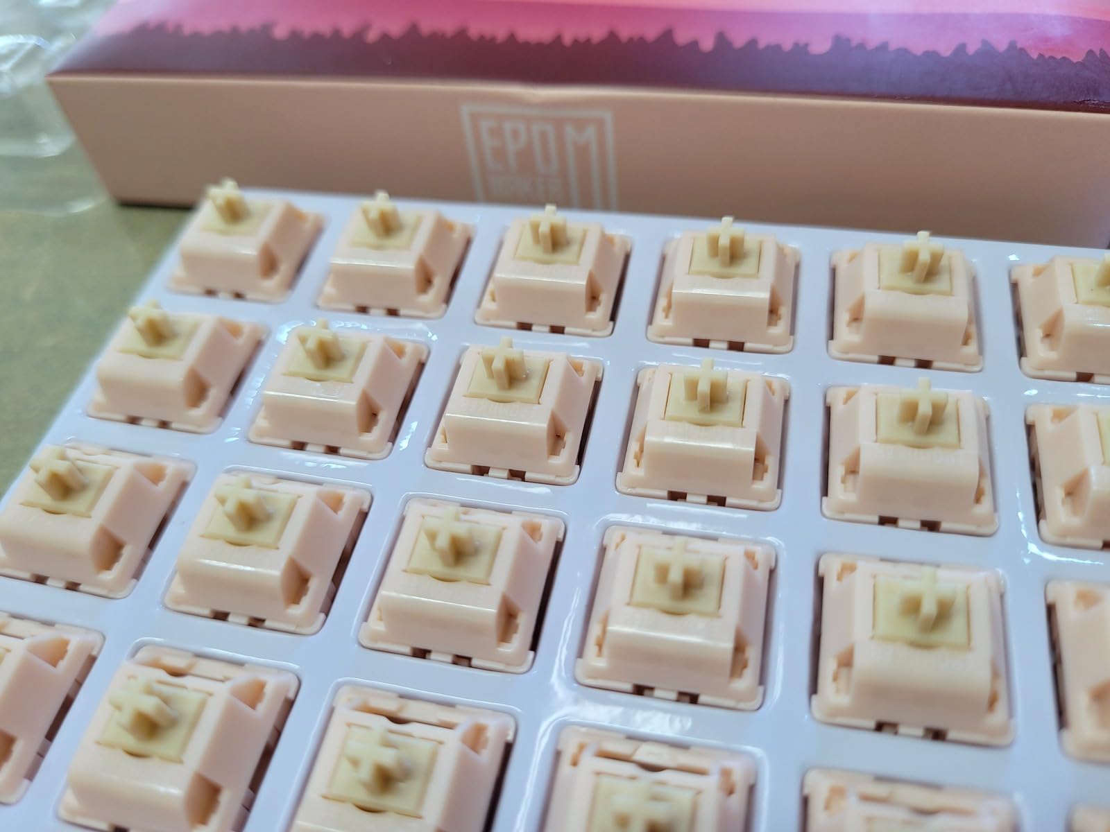 EPOMAKER Silent Mechanical Keyboard Switches Set - 35 Pieces Factory Pre-Lubed, 5-Pin Linear/Tactile Switches for Custom Mechanical Keyboards (Nude Rosa(Linear Silent)) customer photo 1