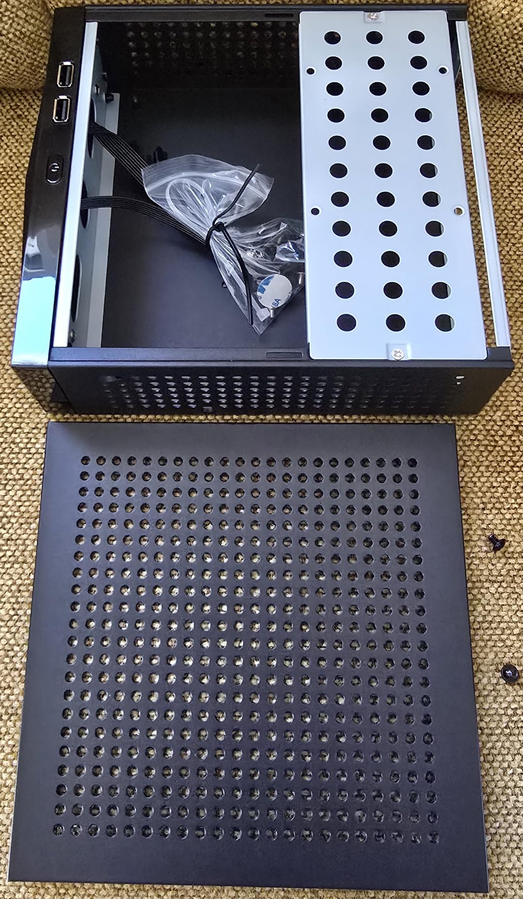 Mini ITX Case SFF Small Form Factor 0.6mm SECC Mini Tower Computer Chassis, Circular Mesh Ventilation Panel Fits Mini ITX Motherboards (6.7